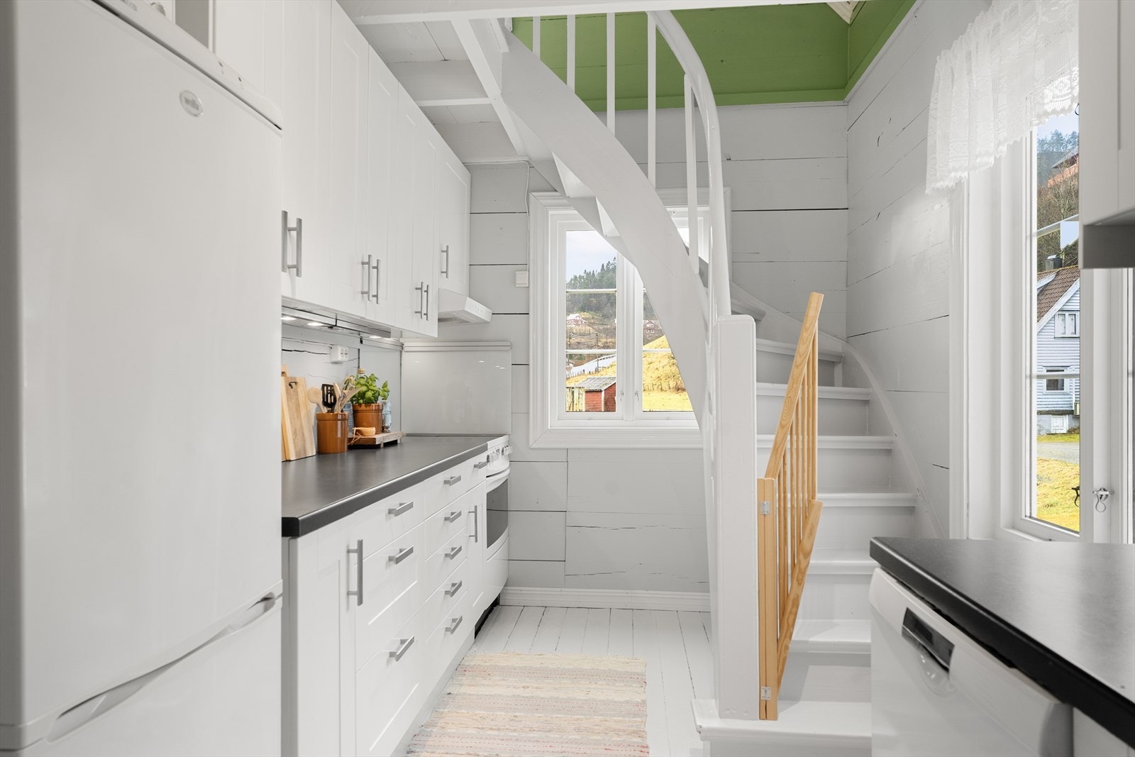 Lyst og pent kjøkken med god skap- og benkeplass Galleribilde