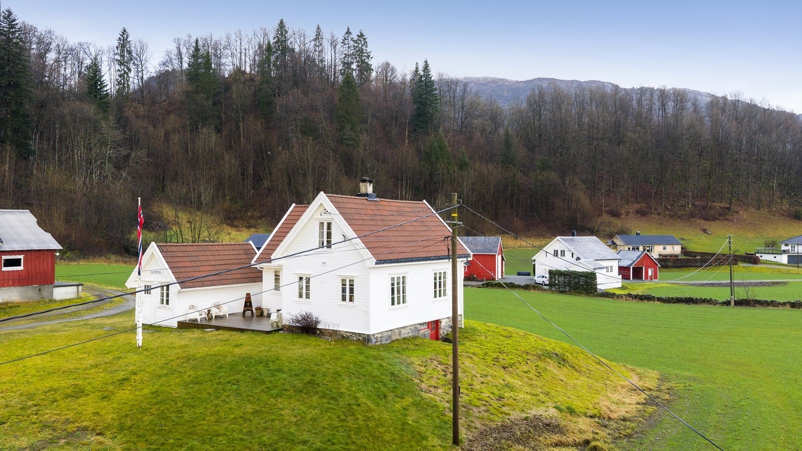 Boligen har tak med betongtakstein - fasaden er kledd med liggende bordkledning Galleribilde