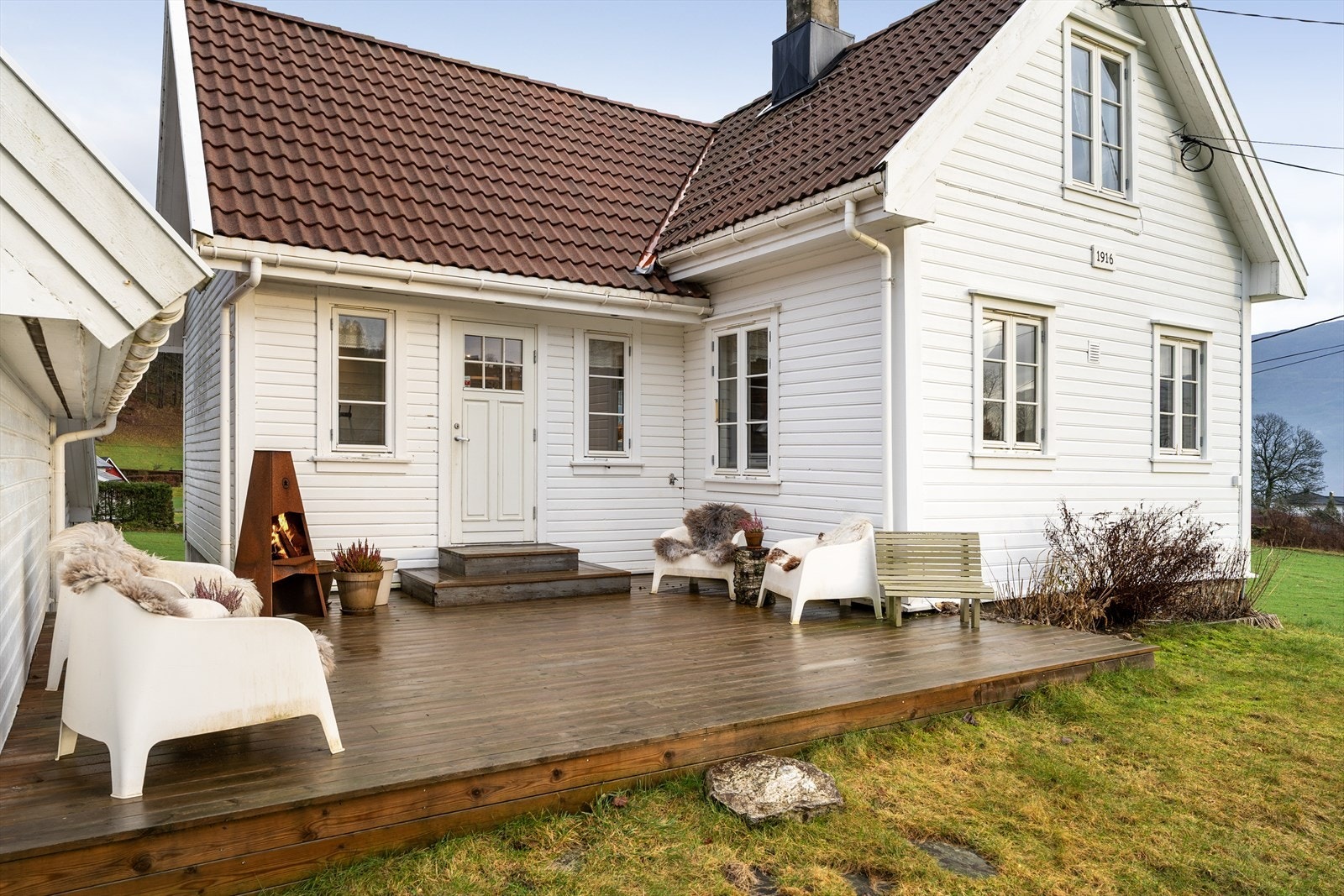 Stor terrasse på bakkeplan med god plass til ønsket utemøblement (ikke omsøkt/godkjent) - terrassebordene ble skiftet i 2023 Galleribilde