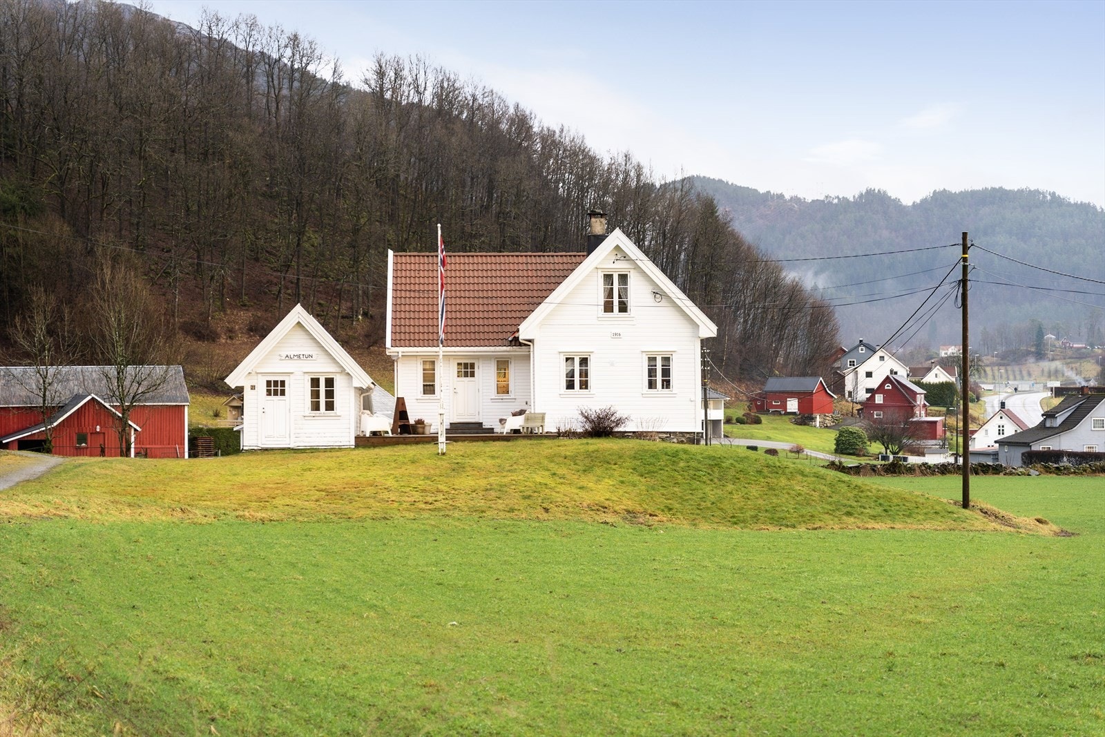 Eiendommen har en usjenert tomt med herlige uteområder Galleribilde