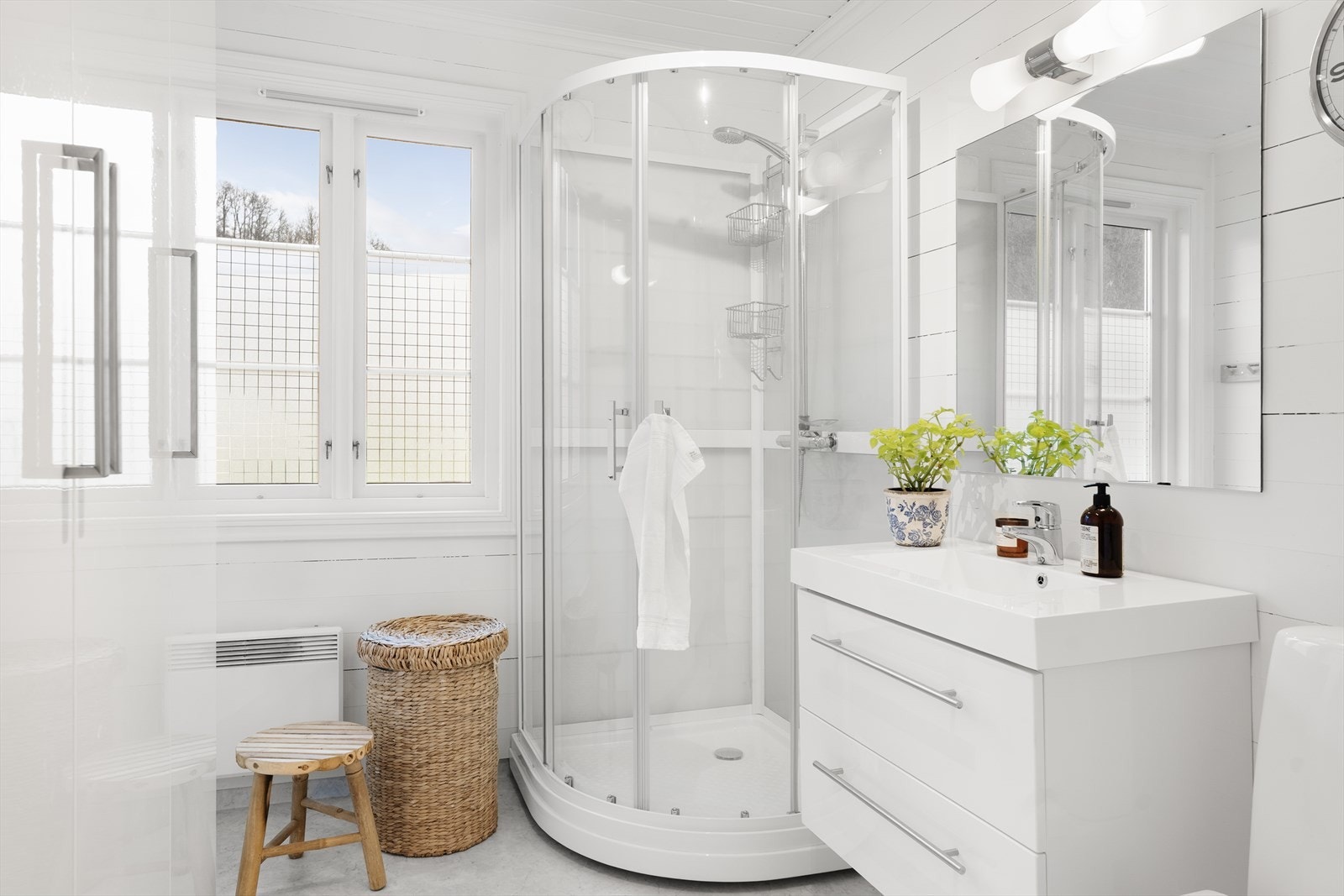 Flott og romslig bad med trepanel på veggene og vinylbelegg på gulvet Galleribilde