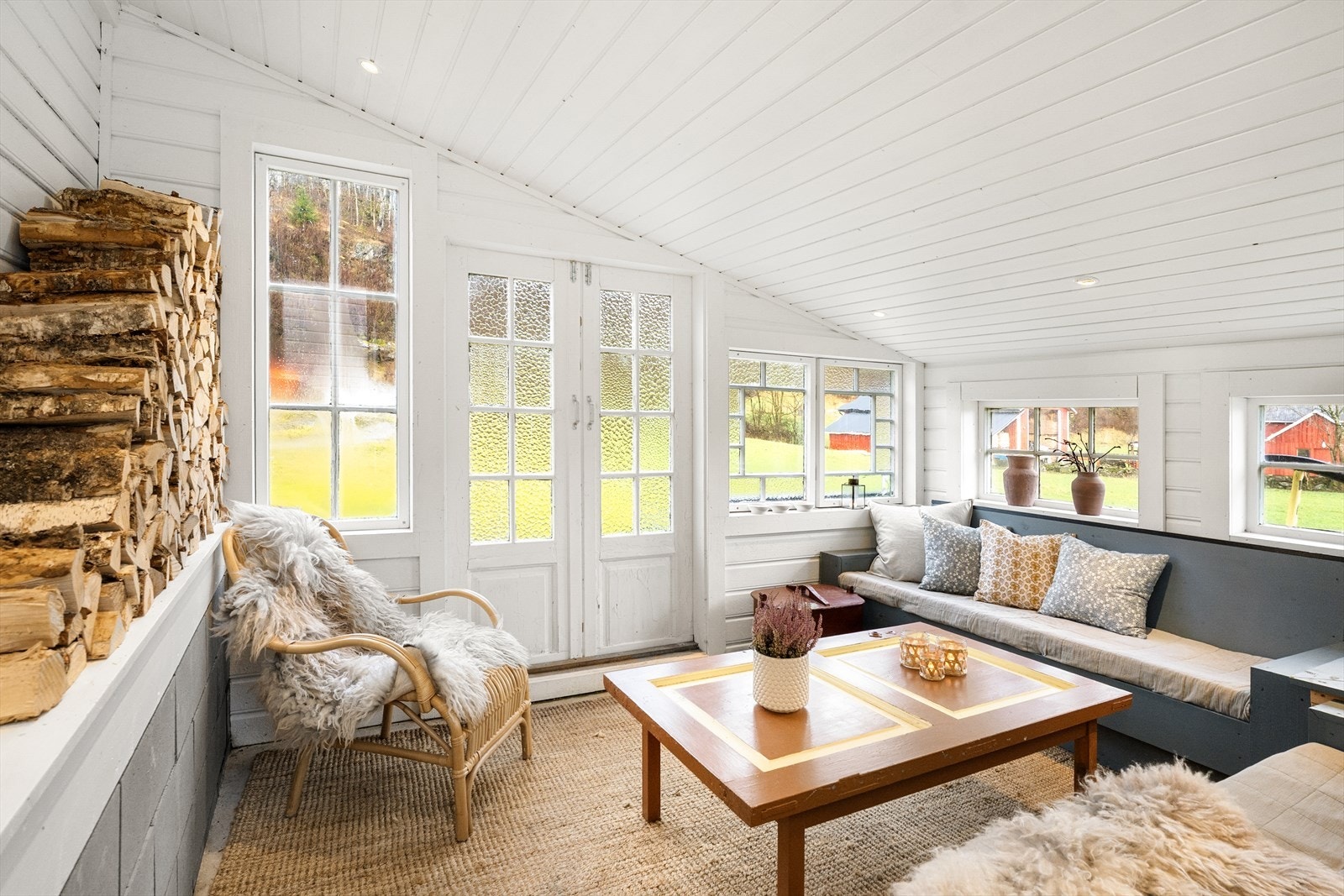 Den koselige hagestuen er et fint sted å trekke seg tilbake til på sene sommerkvelder Galleribilde