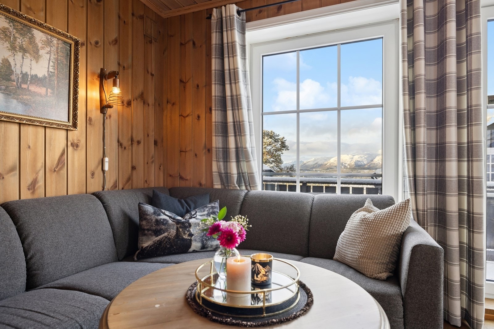 Koselig sofakrok med fantastisk utsikt over Raulandsfjell Galleribilde