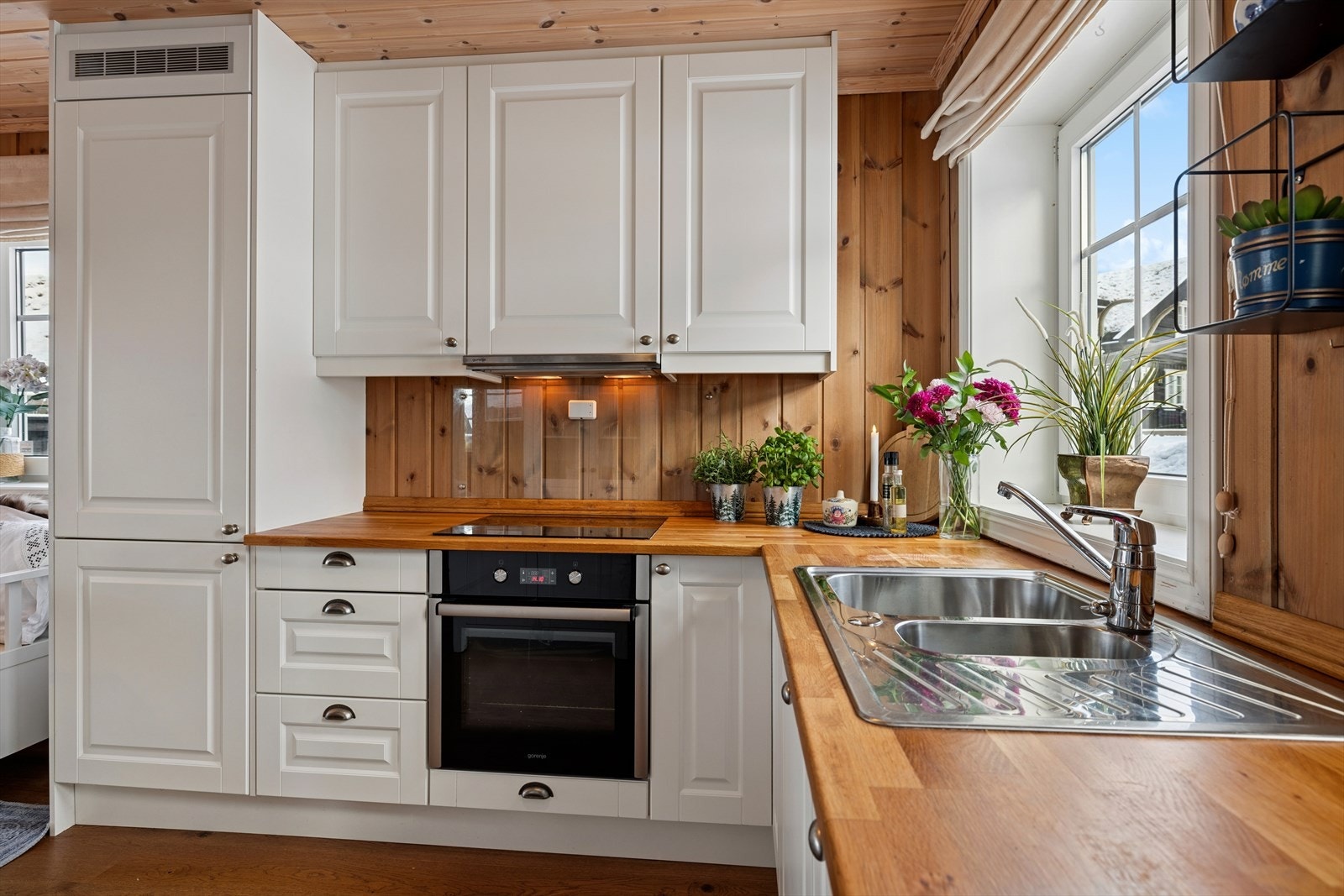 Hyttas kjøkken byr på rikelig med oppbevarings muligheter og benkeplass, samt integrerte hvitevarer. Galleribilde