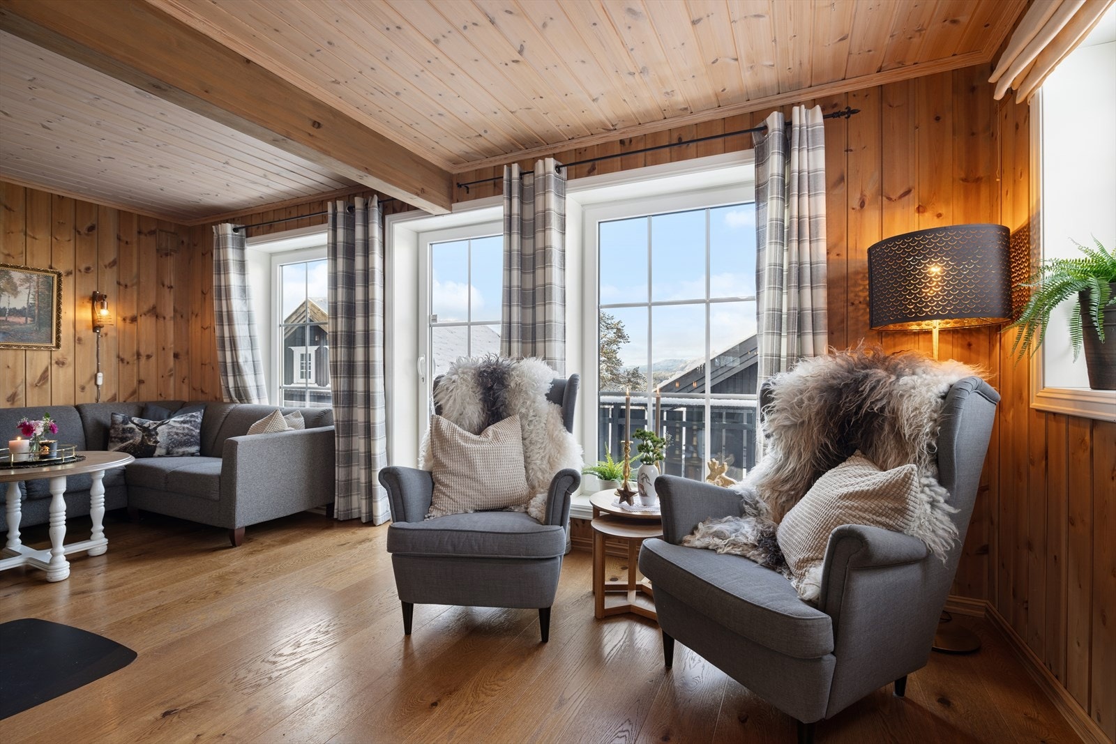 Lys og innbydende stue med store vindusflater som gir flott utsikt og rikelig dagslys. Her har du direkte utgang til terrassen! Galleribilde