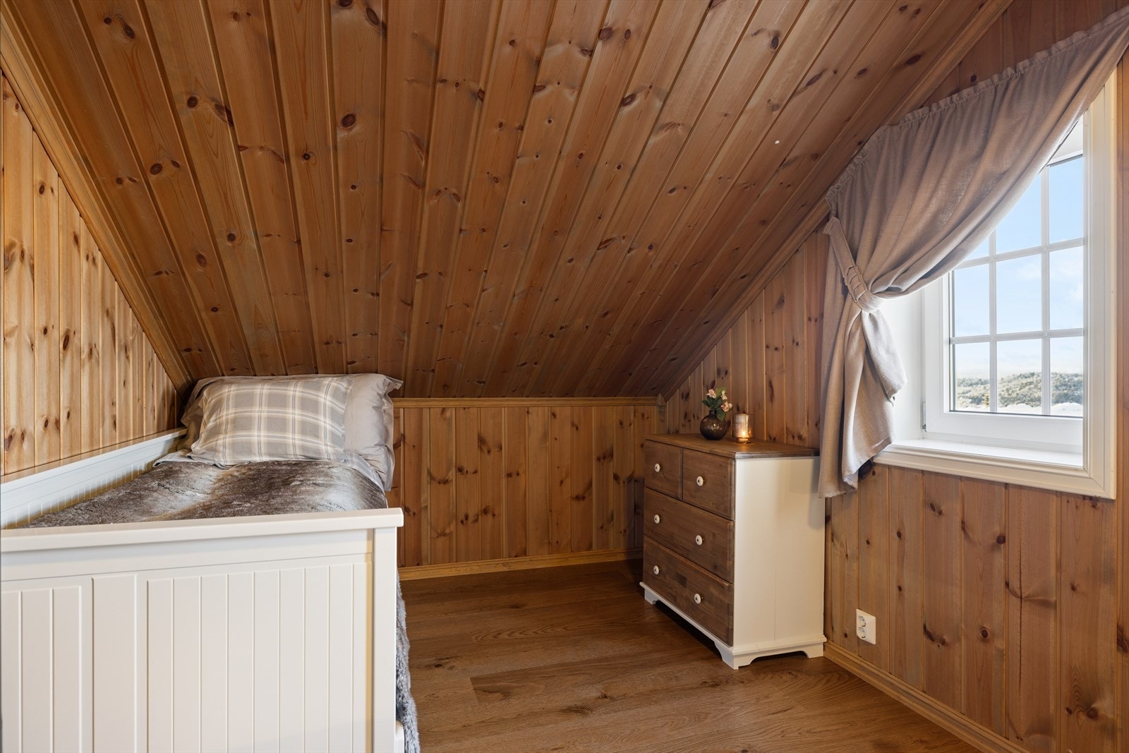 Det tredje av hyttens tre soverom, i samme lune stilen som de andre soverommene. Galleribilde