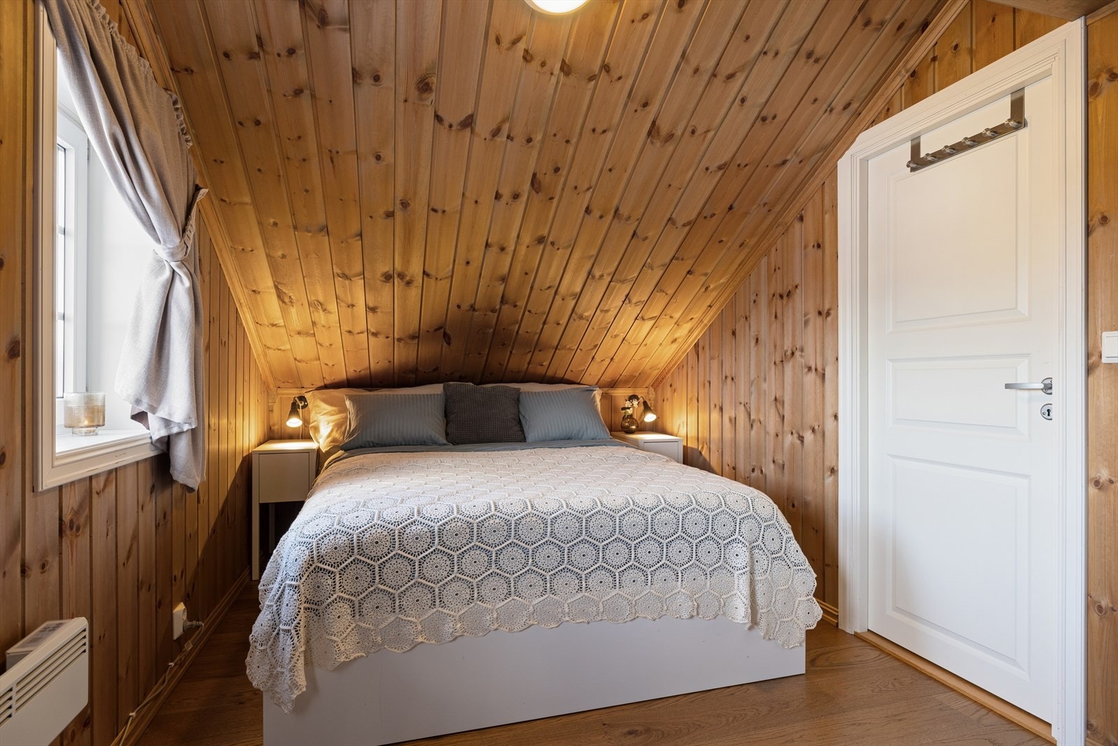 Det tredje av hyttens tre soverom, i samme lune stilen som de andre soverommene. Galleribilde