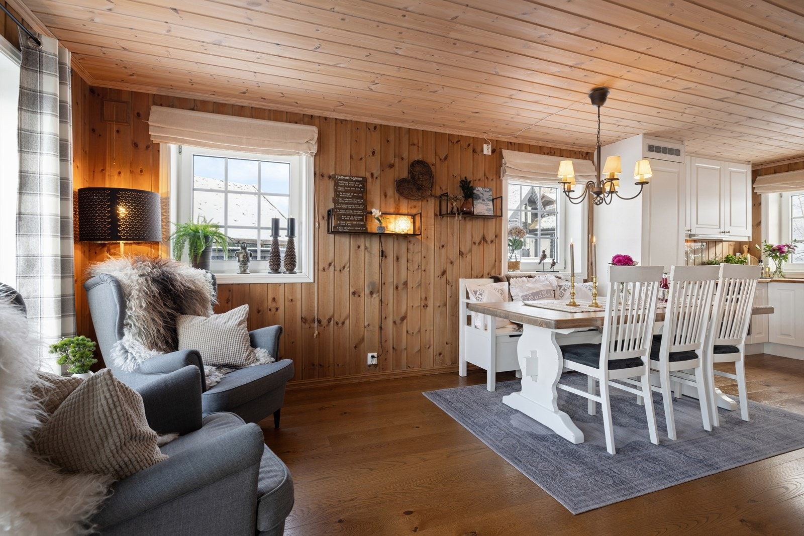 Store vinduer gir flott utsikt og rikelig med dagslys, mens den åpne løsningen mot kjøkkenet skaper en sosial atmosfære. Galleribilde