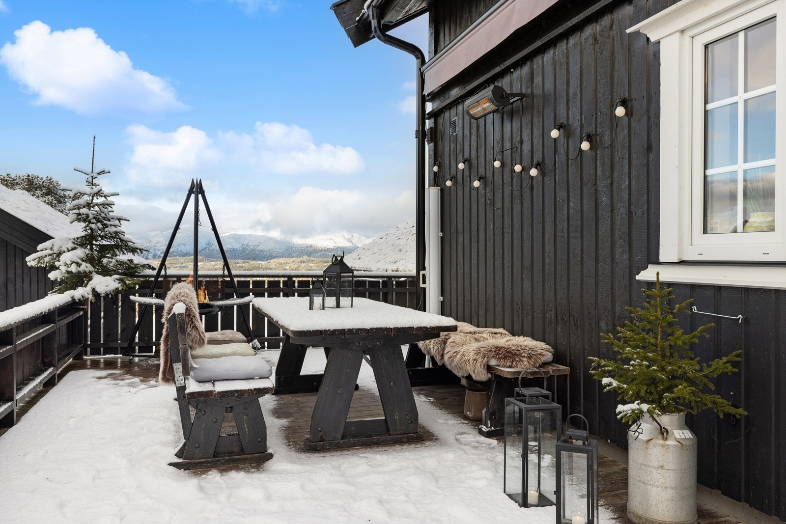 Romslig terrasse med fantastisk utsikt mot fjellene! Her kan du nyte frisk fjelluft og solrike dager, enten det er med en varm kopp kaffe eller hyggelige måltider ute. Galleribilde