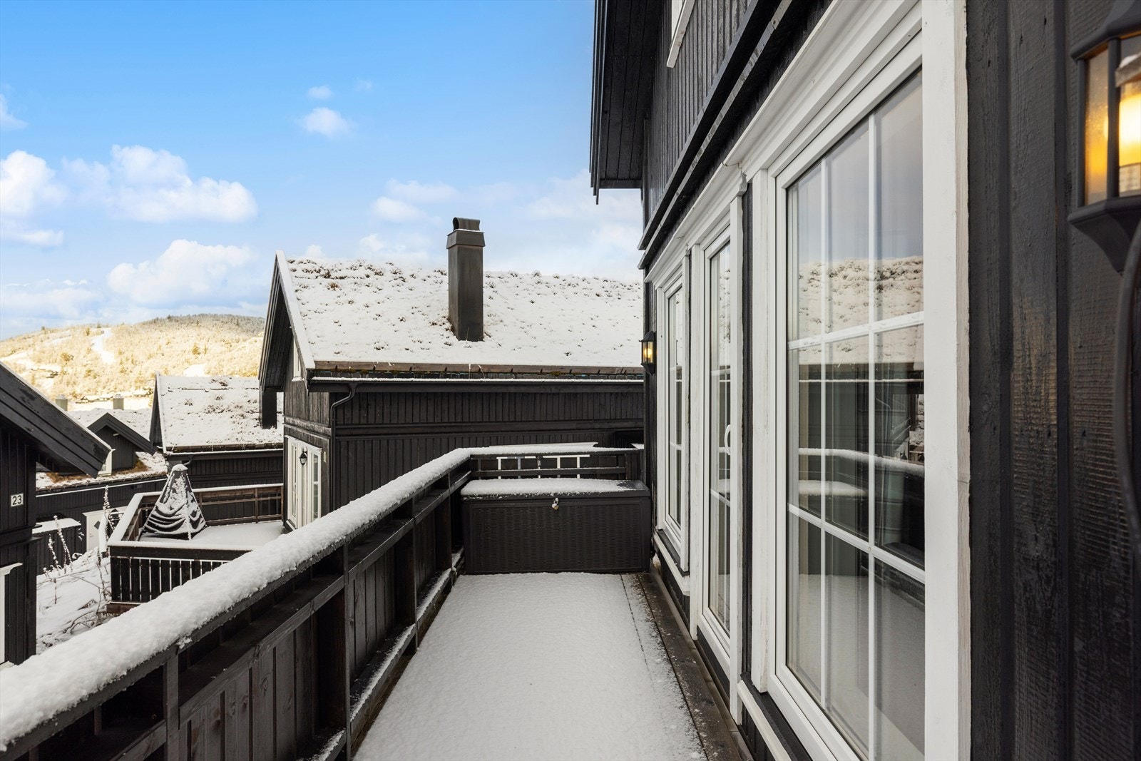 Terrassen i front av hytta. Galleribilde