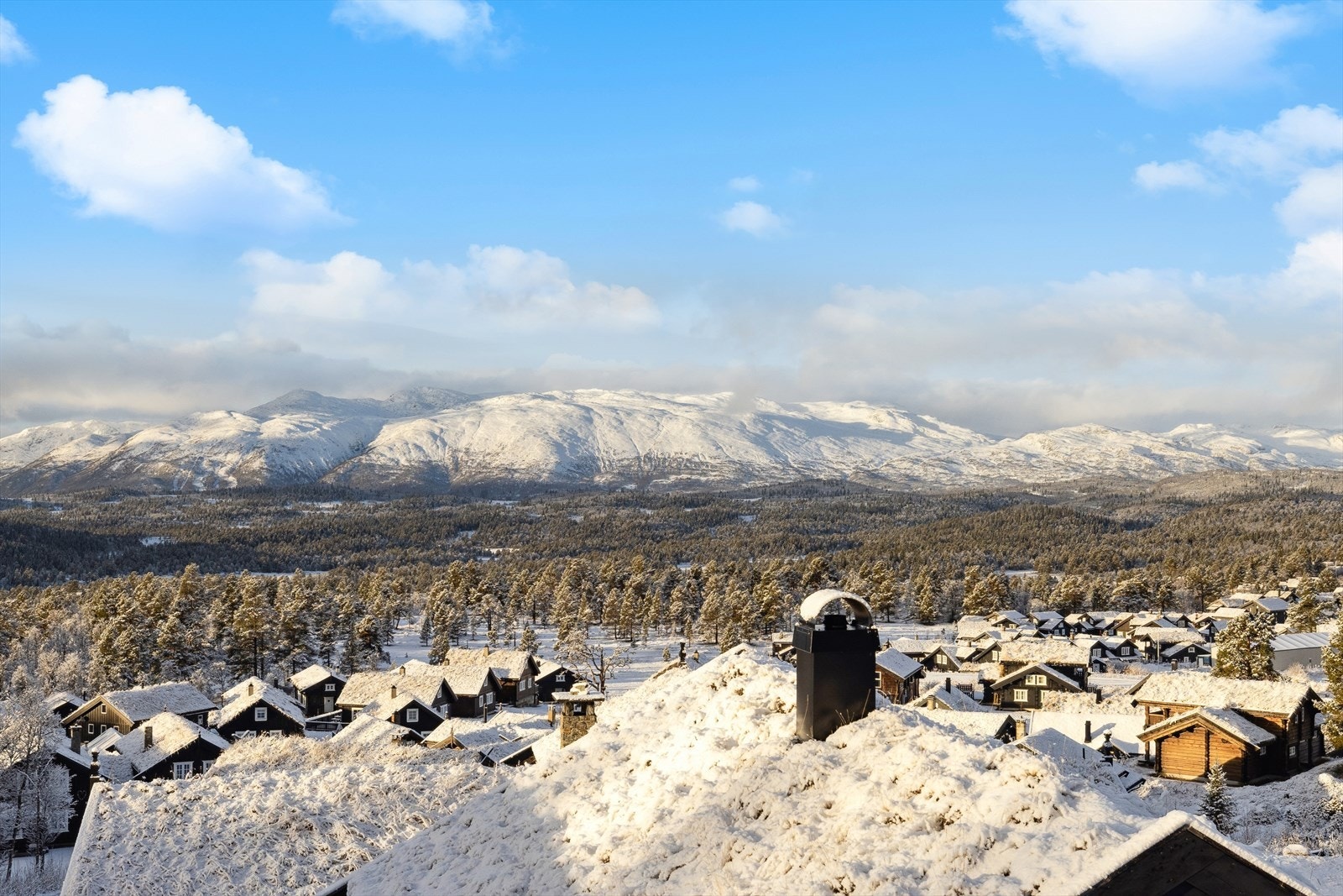 Fantastisk panoramautsikt mot snøkledde fjell og vakker natur! Her får du den ekte fjellfølelsen med åpent landskap og idylliske omgivelser - perfekt for å nyte både solrike sommer/vinter dager og stemningsfulle kvelder. Galleribilde