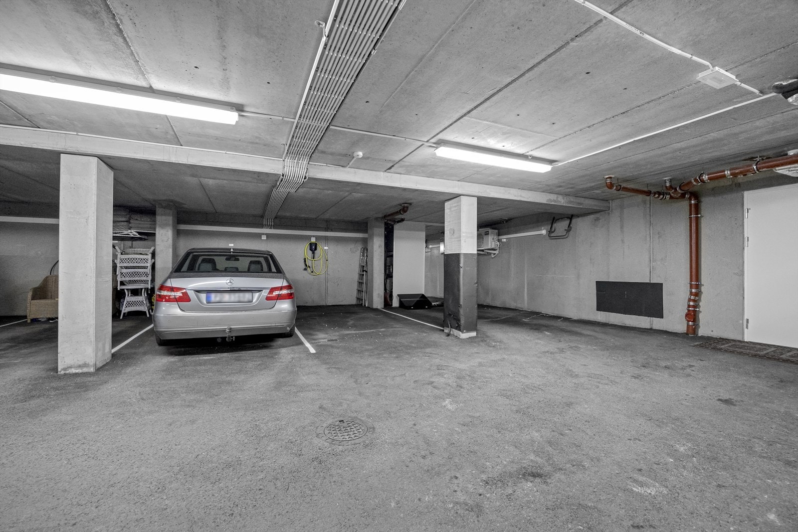 Garasjeplass med el-bil lader. Galleribilde