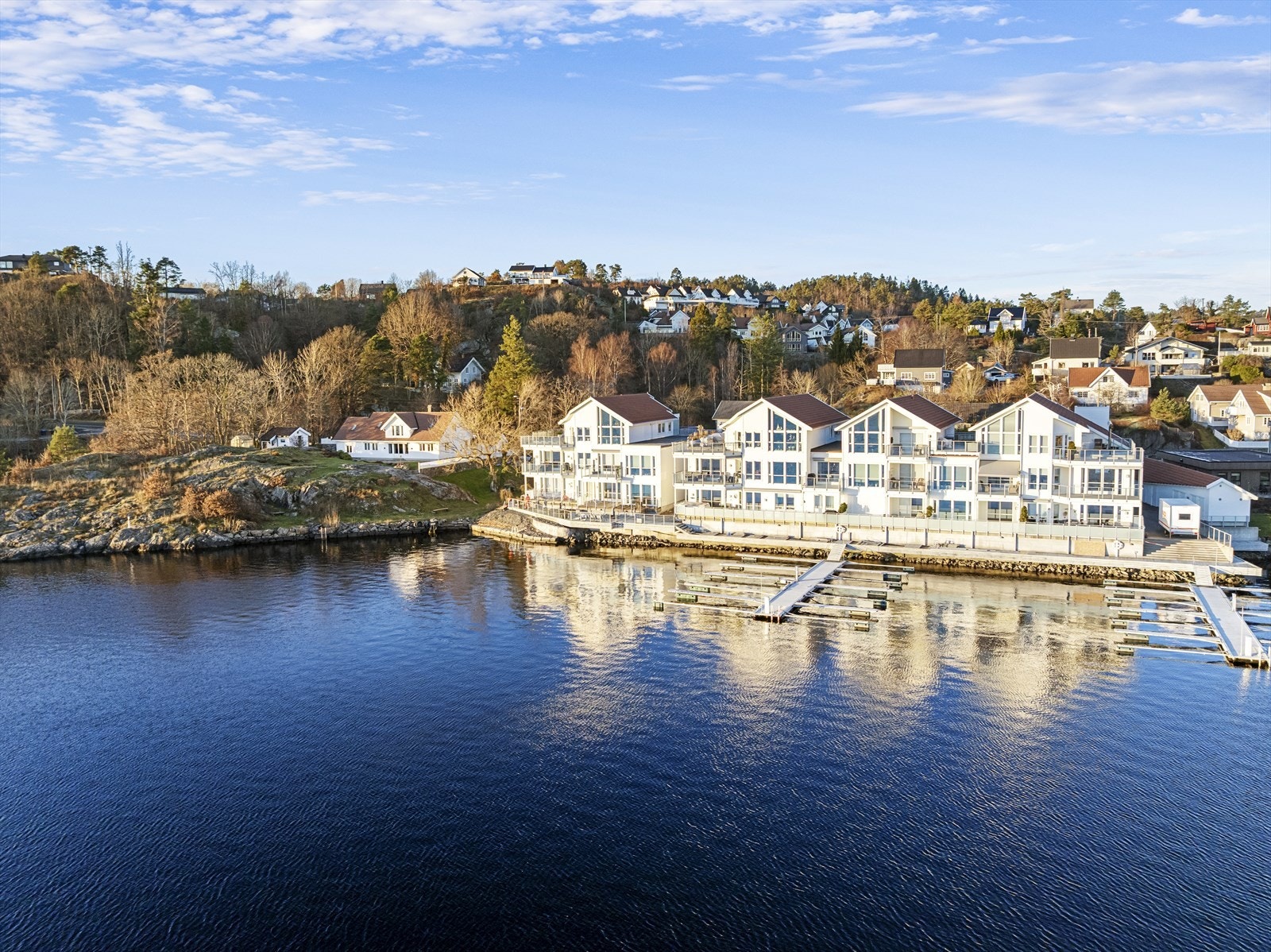 Leiligheten har 2 tilhørende bryggeplasser i felles småbåtanlegg, garasjeplass i lukket anlegg, stor takterrasse og 2 romslige boder. Det er heis fra gateplan til leiligheten. Galleribilde
