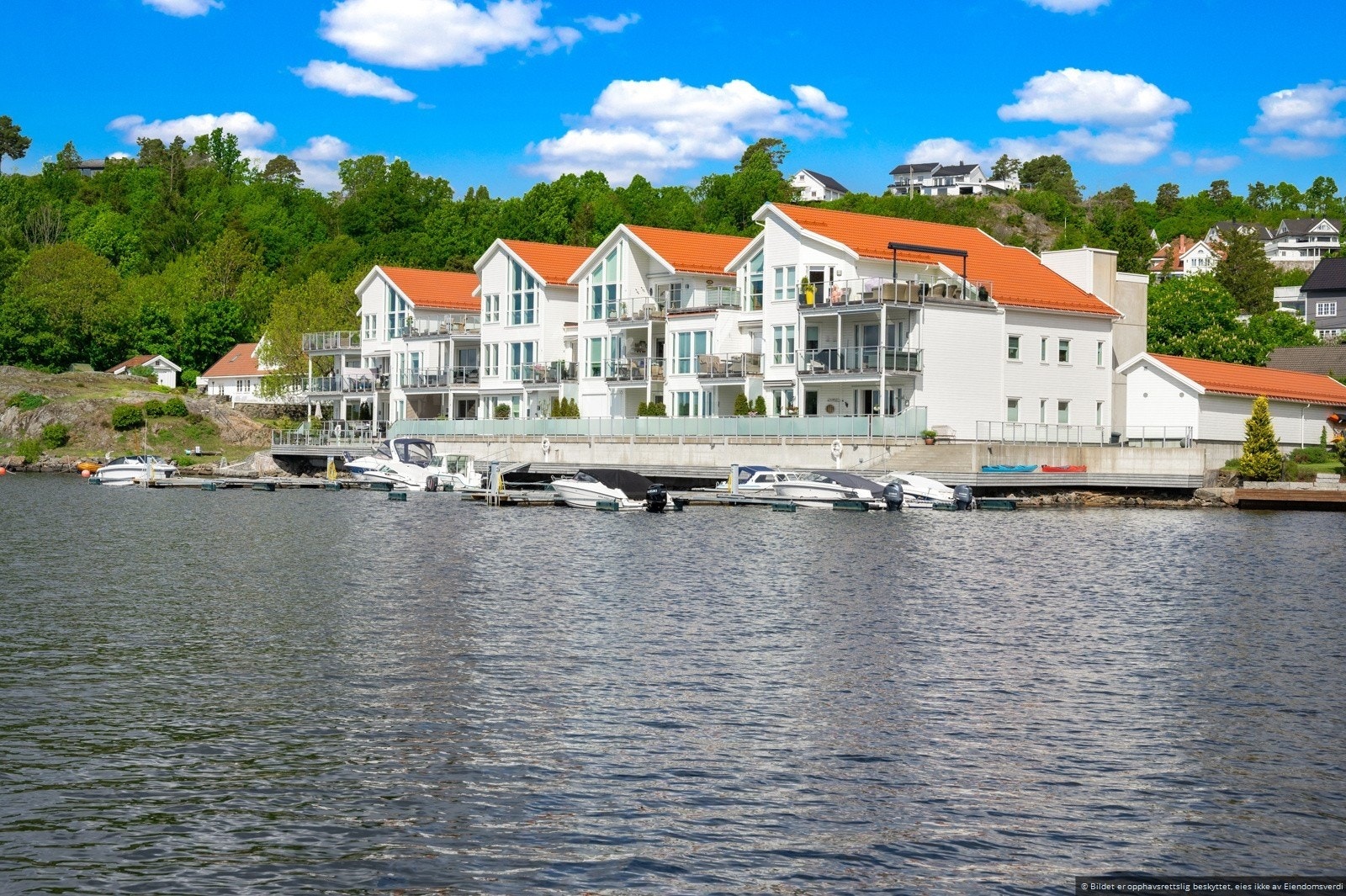 Hølen Brygge - Sommeridyll. Galleribilde