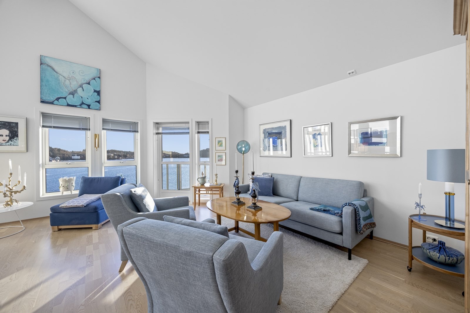 Endeleilighet i toppetasje med direkte utgang til stor takterrasse. Galleribilde