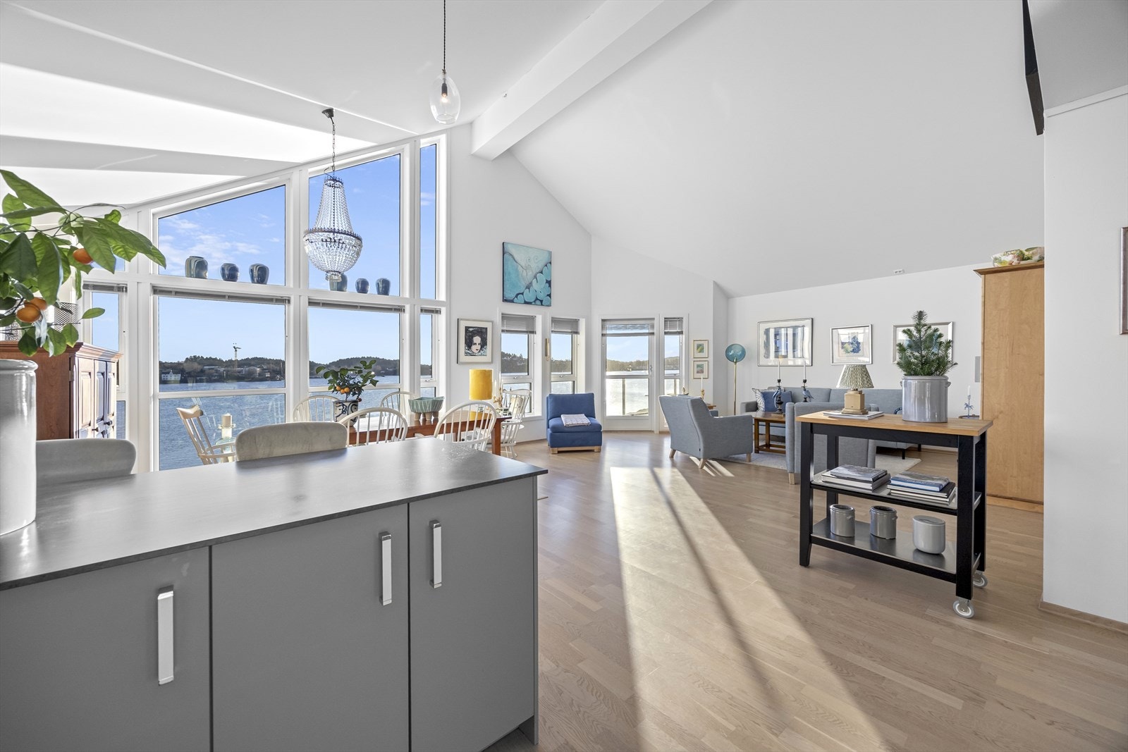 Stue og kjøkkenløsning har røstet tak og vinduer fra gulv til tak, noe som gir ekstra god romfølelse. Galleribilde