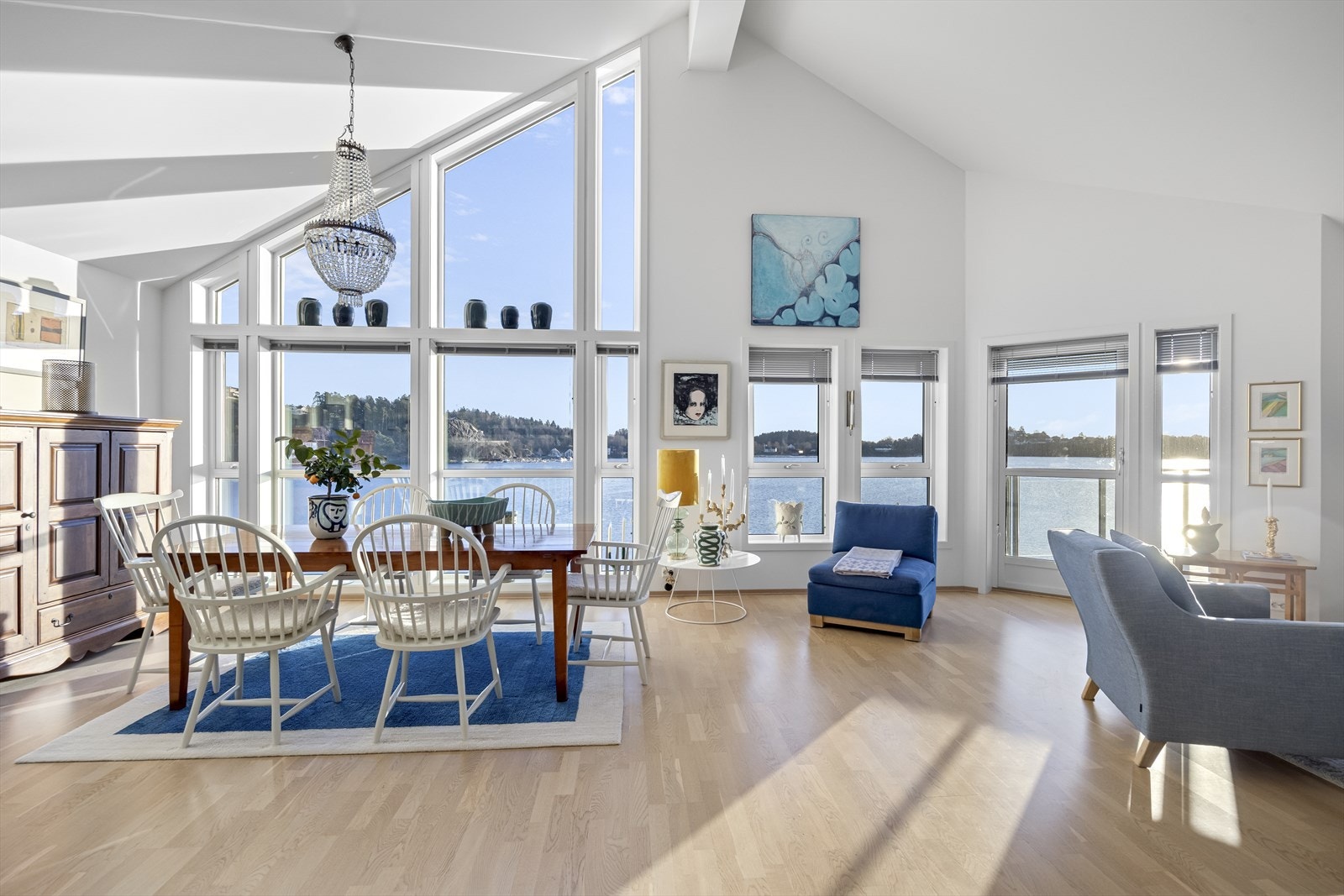 Leiligheten fremstår som lys og fin med store vindusflater med mye naturlig lys, fantasisk utsikt og god takhøyde. Galleribilde