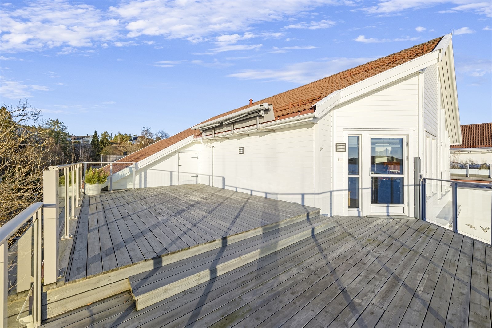På den romslige takterrasse har man også en stor praktisk, tilhørende bod. Galleribilde