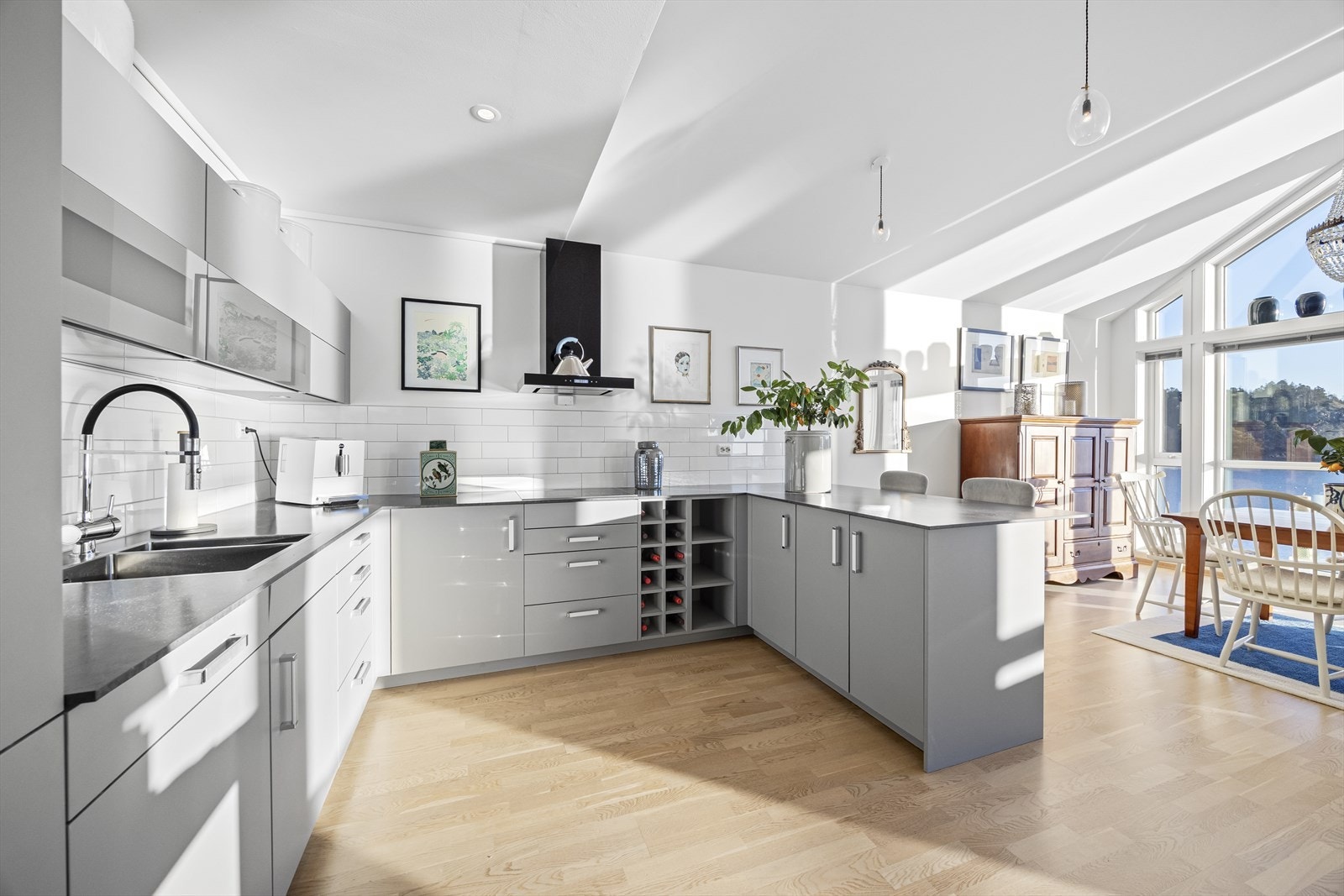 Kjøkkenet har innredning i malt, slett utførelse med integrerte hvitevarer (komfyr, induksjonstopp, oppvaskmaskin og kjøleskap som kan medfølger). Galleribilde