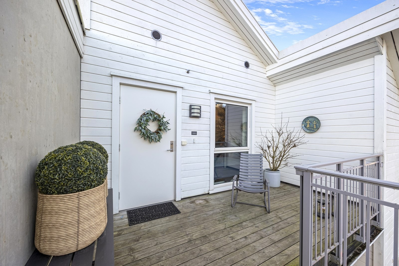 Privat inngangsparti med ekstra uteplass. Galleribilde