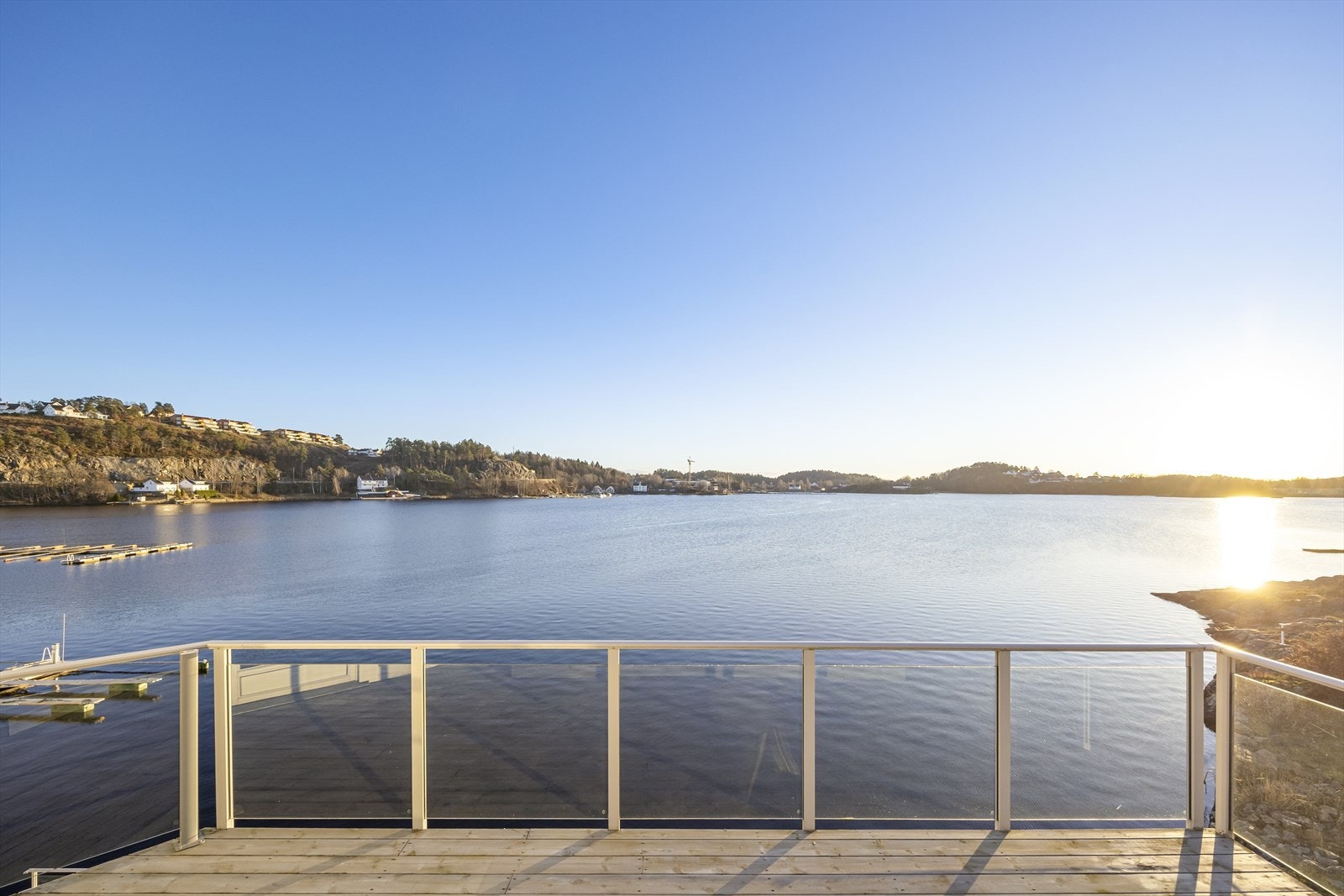 Leiligheten ligger i toppetasje som endeleilighet mot vest stor vestvendt takterrasse med storslått utsikt. Galleribilde