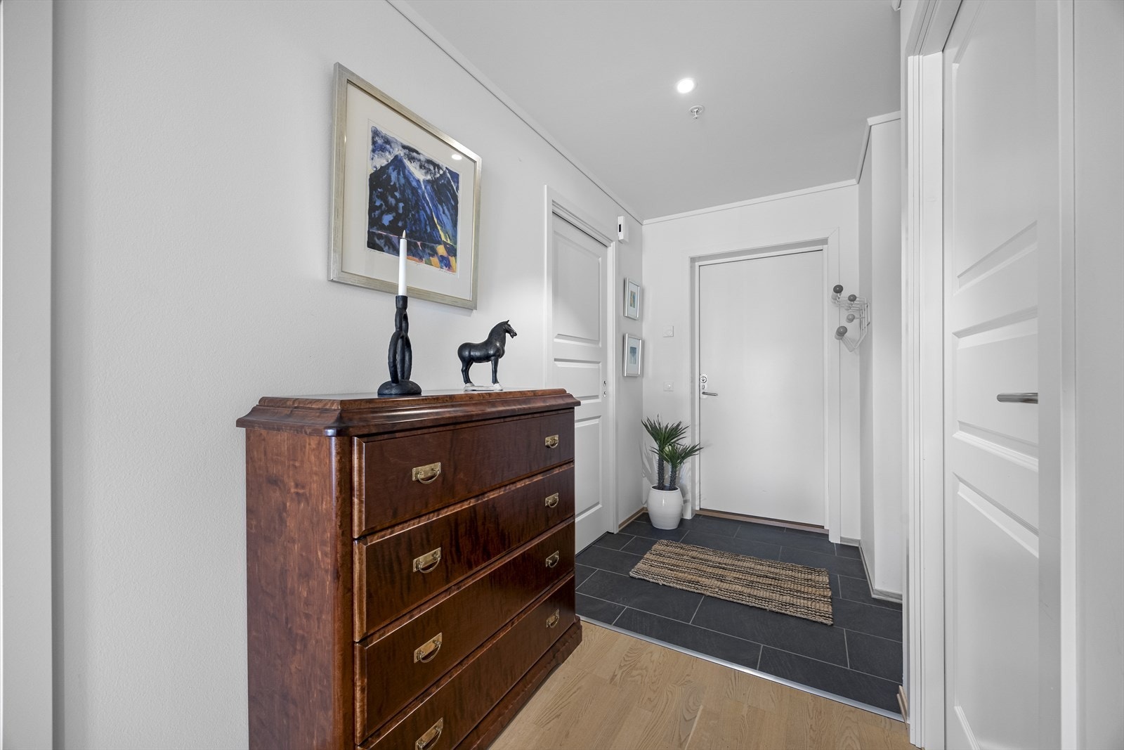 Romslig inngangsparti med fliselagt yttergang. Galleribilde