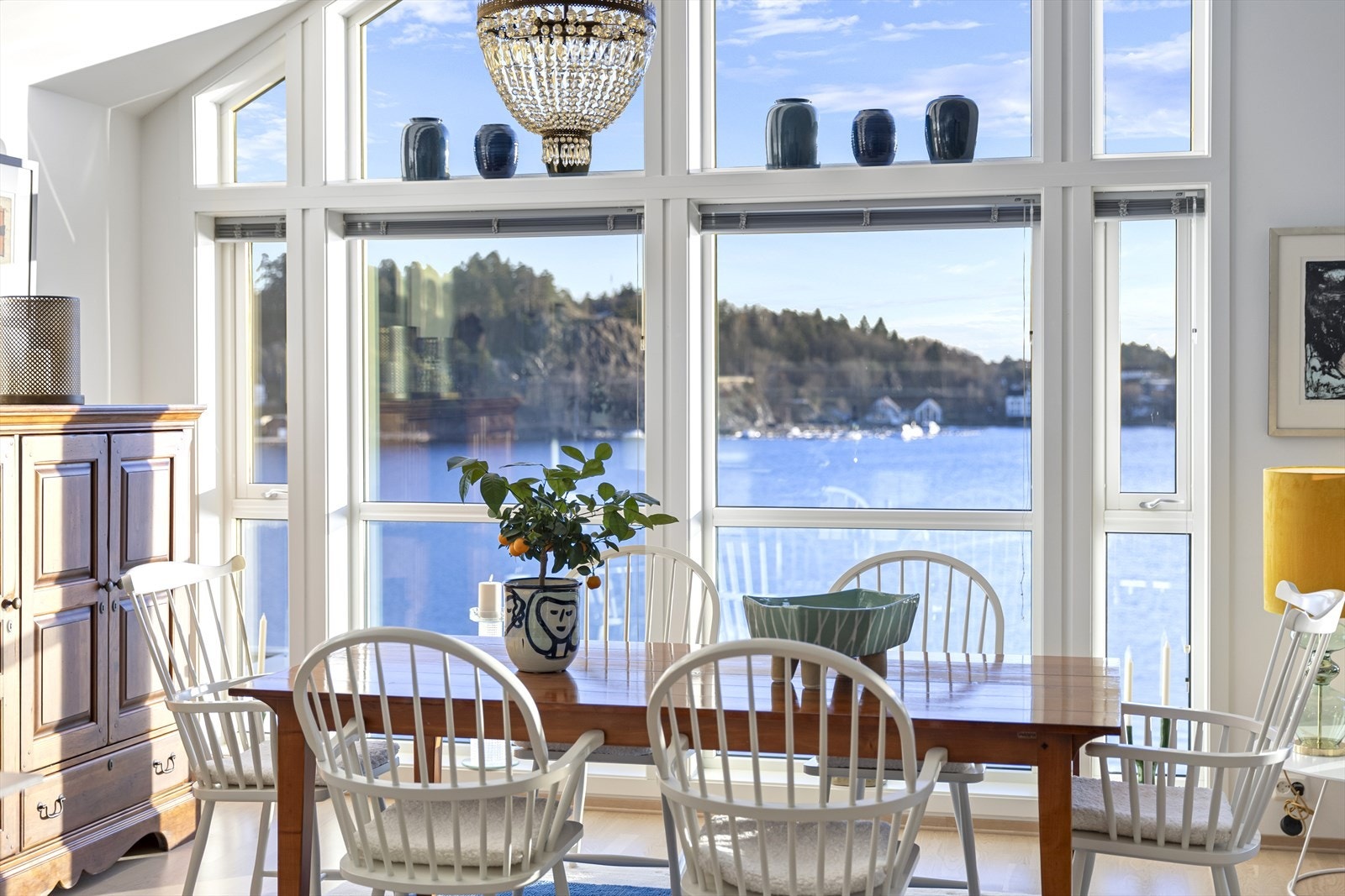 Stor vindusflater, mye naturlig lys og fantastisk utsikt. Galleribilde