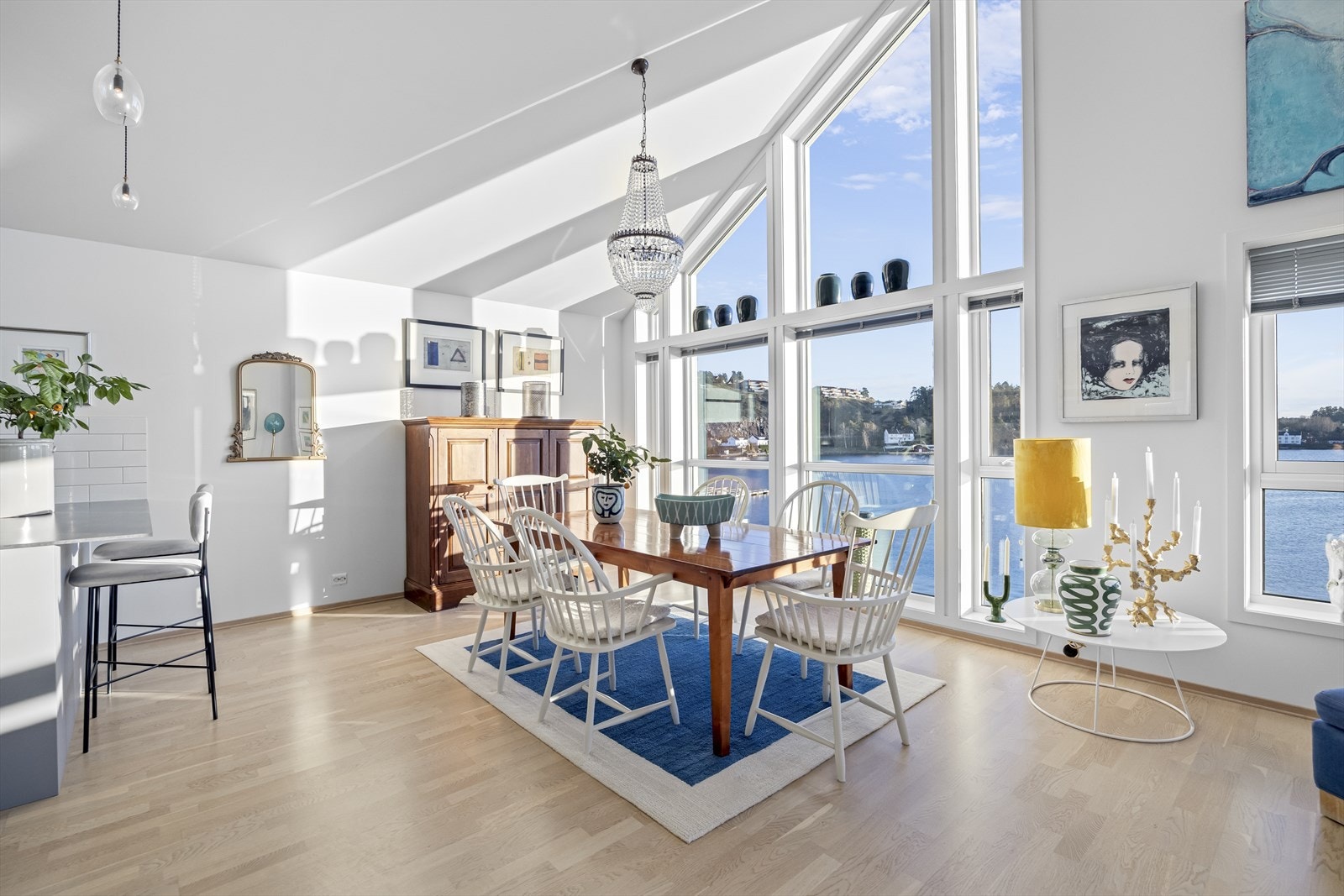 Hølen / Bie - Representativ toppleilighet i vannkanten - Stor takterrasse - Garasje - Heis - 2 bryggeplasser Galleribilde