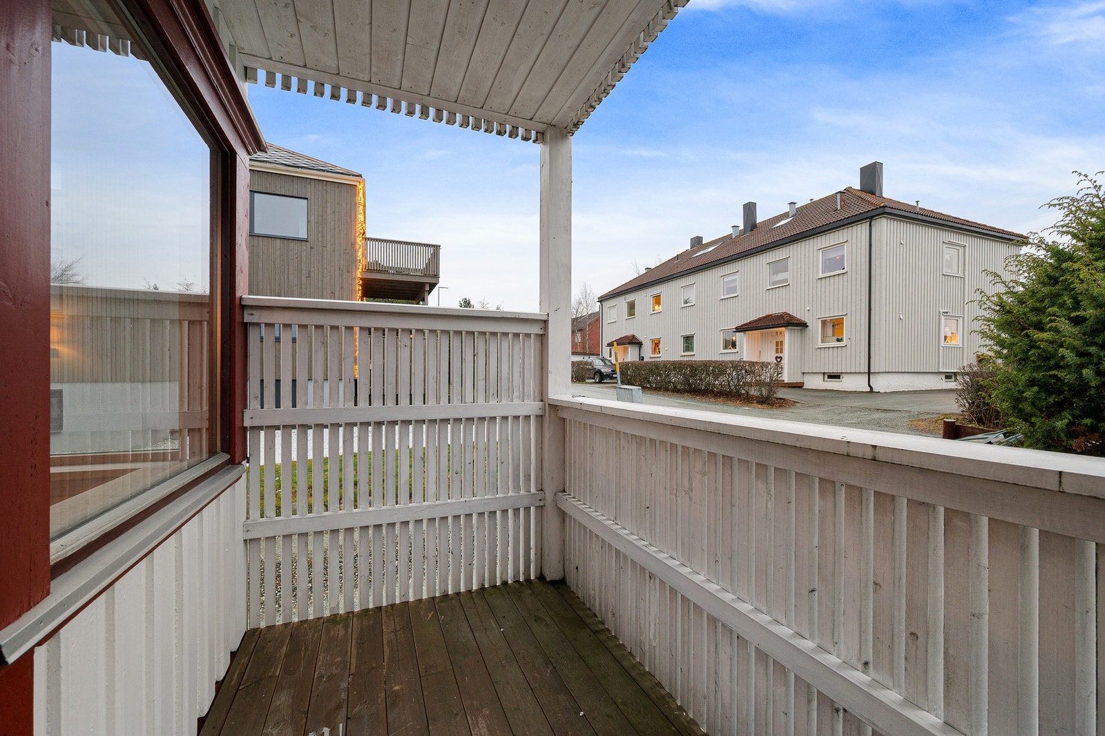 Balkong - begge balkongene i 1. etasje er overbygget. Galleribilde