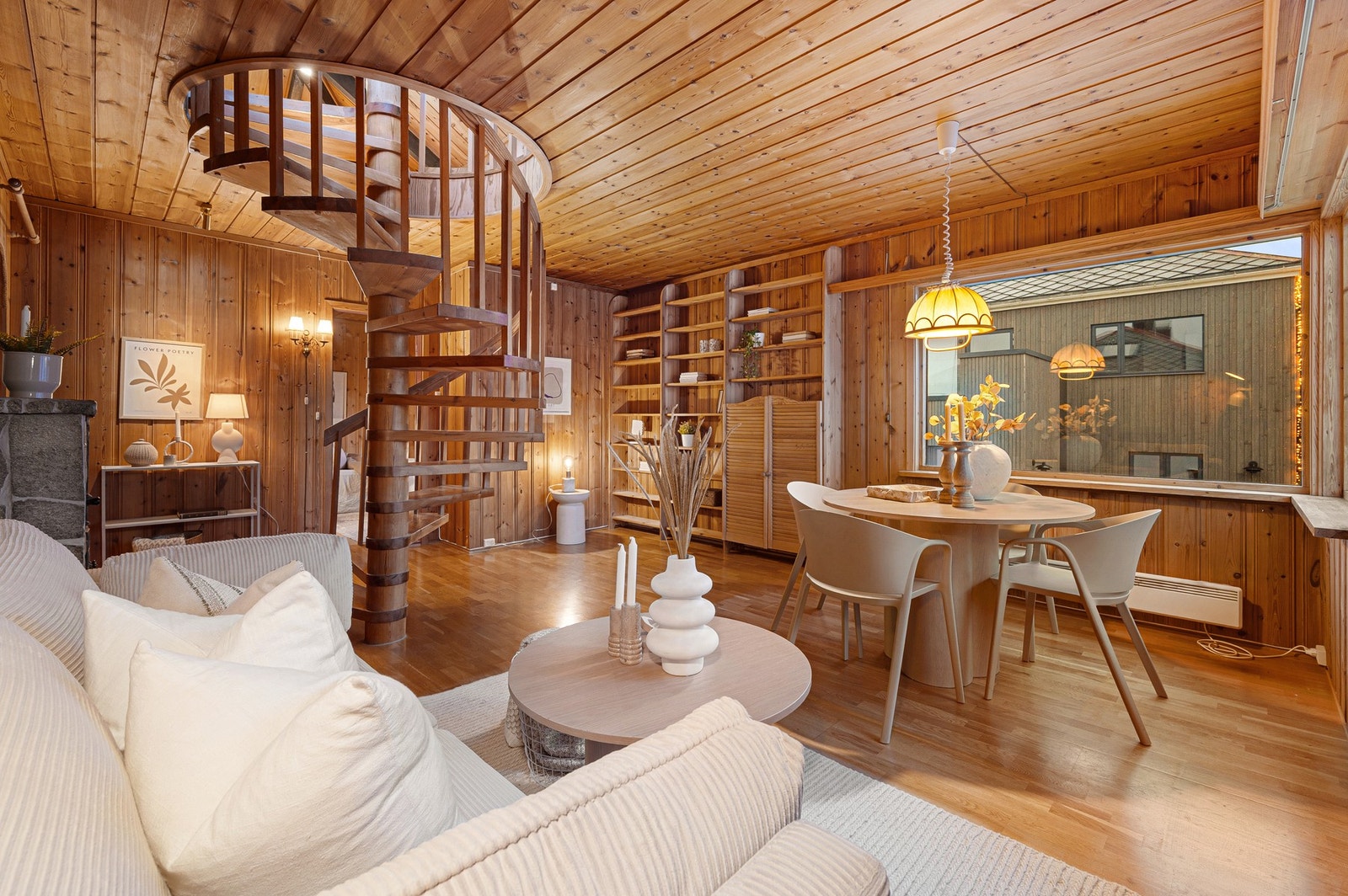 Vindeltrapp er plassert i stua, som binder 2.- og loftsetasjen sammen. Galleribilde