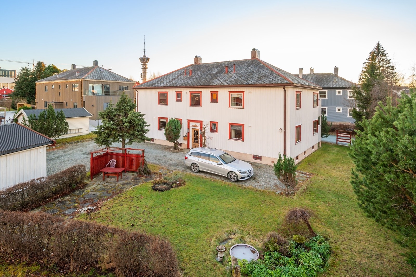 Eiendommen har en stor tomt på 1.048m². Selve boligbygget er plassert tett mot gaten, og i bakkant fra denne har man da både en større hage og et romslig gårdsrom. Galleribilde