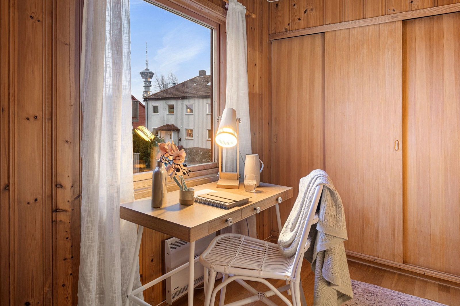 Plassbygde skap og fin plass til skrivepult under vinduet. Galleribilde