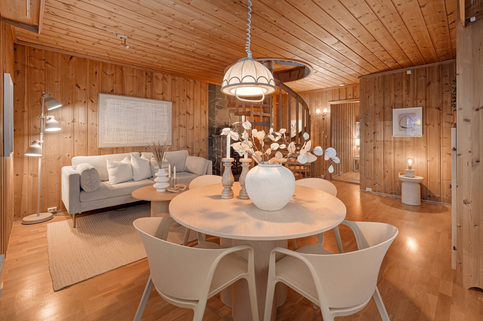 God plass i stua. Galleribilde