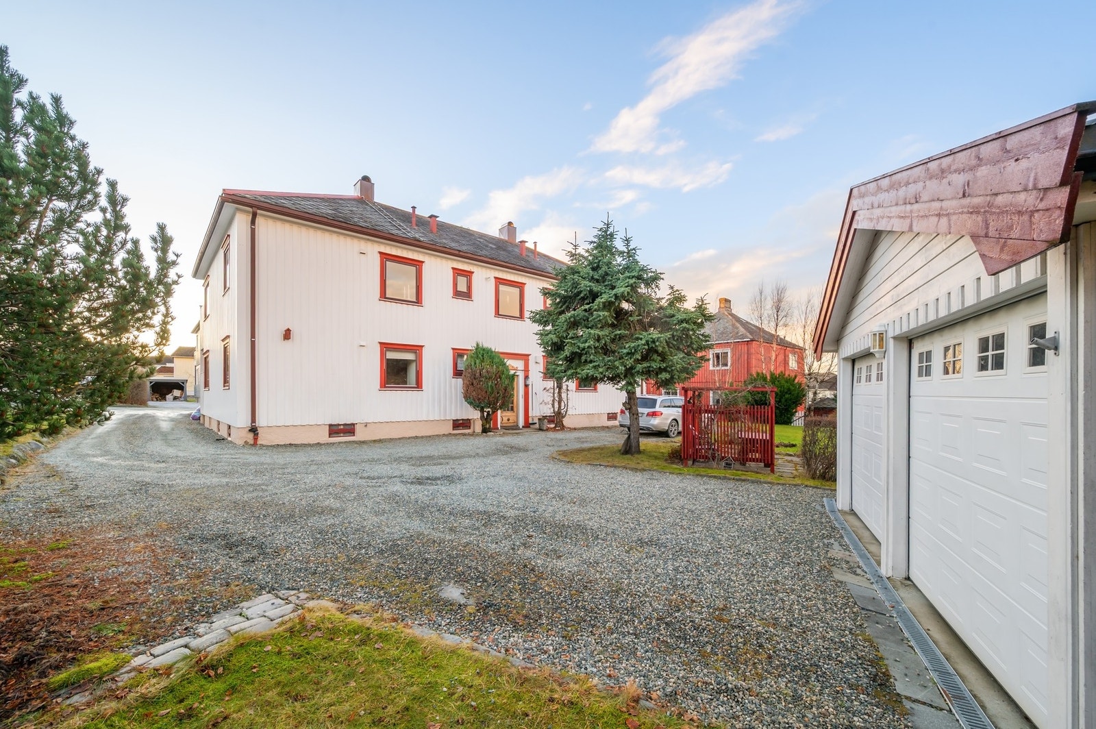 Stort gårdsrom, samt en eldre dobbelgarasje. Galleribilde