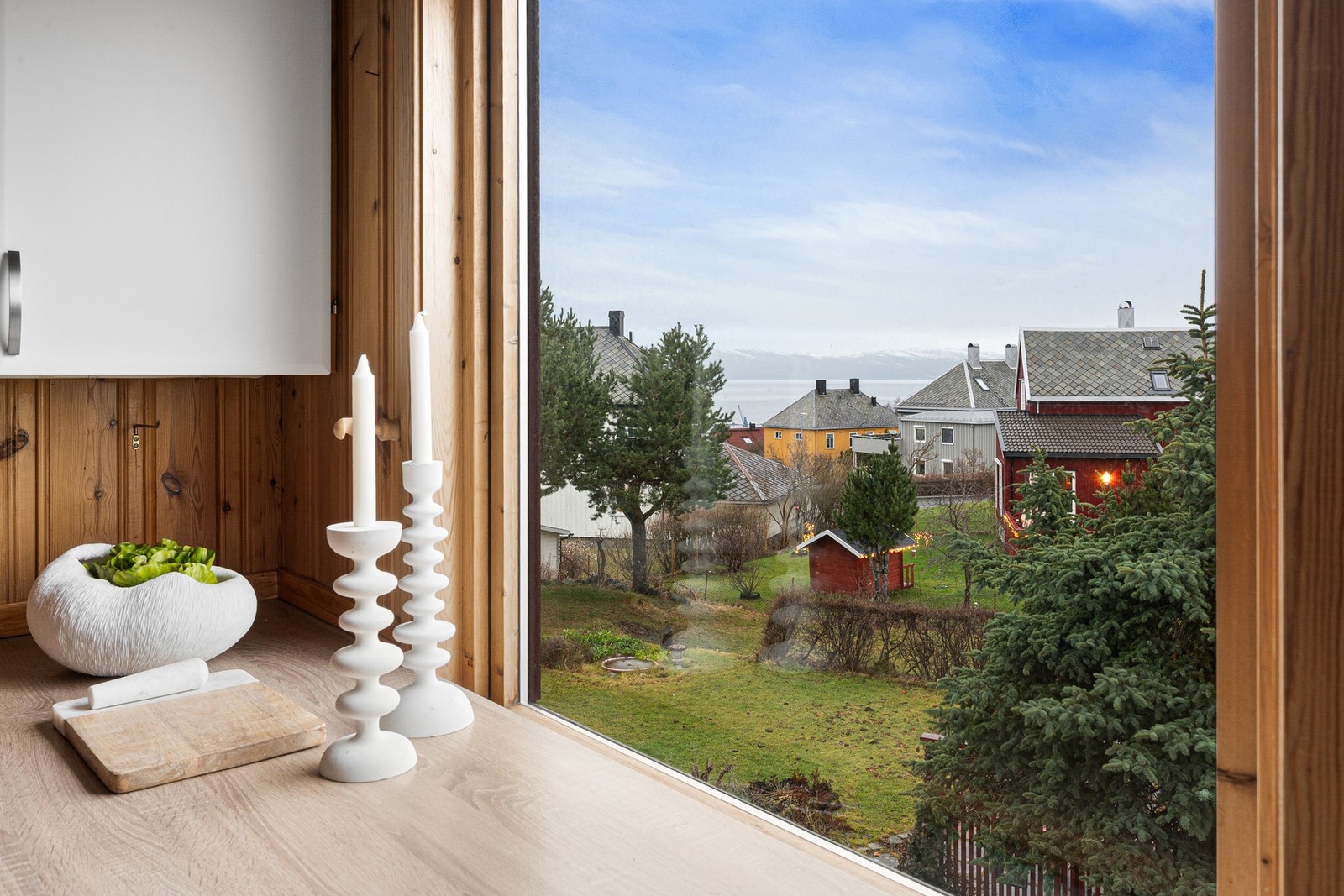 Herlig utsyn mot hagen og grønne omgivelser fra kjøkkenvinduet. Galleribilde