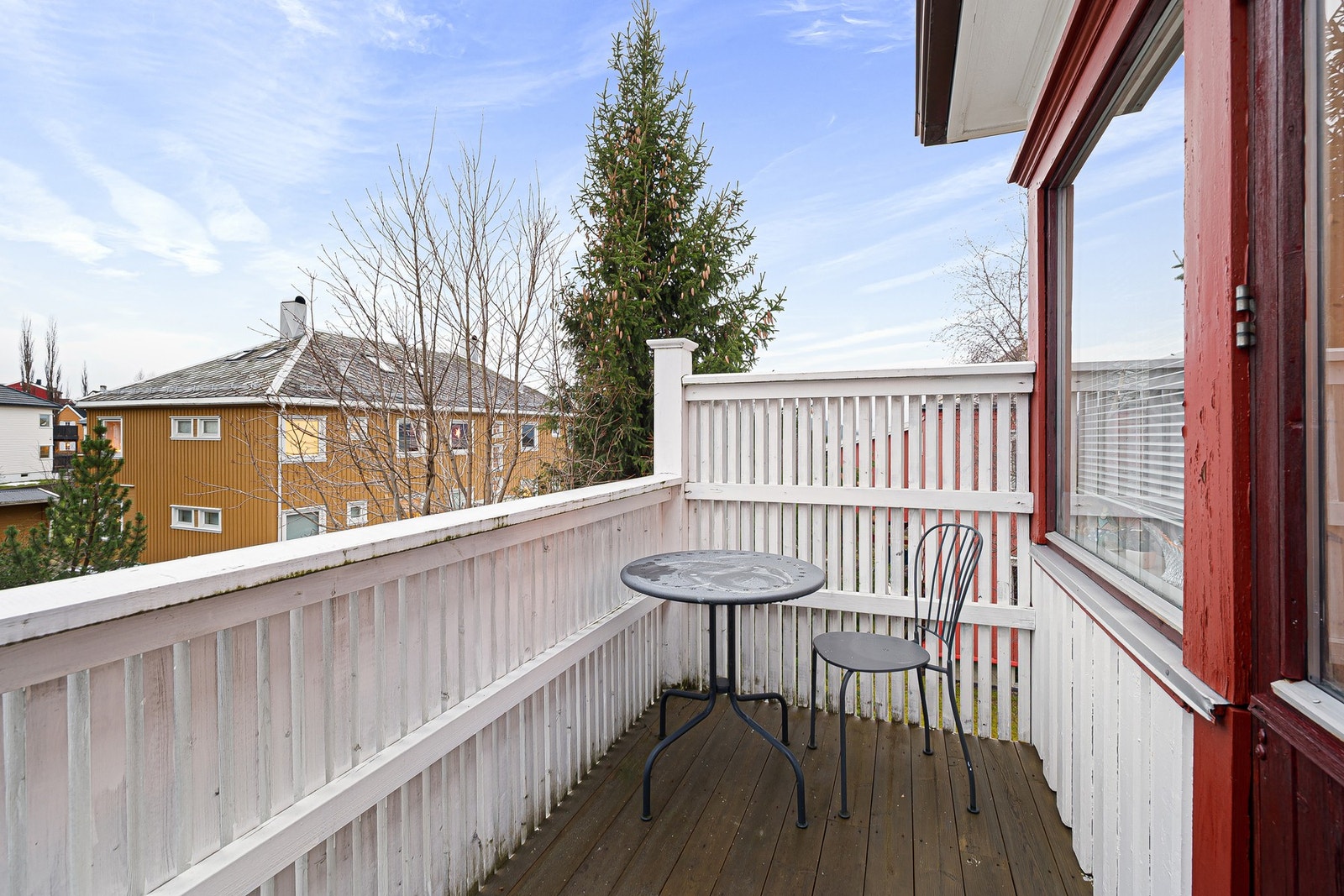 Balkong plassert ved siden av stua. På balkongene har man på sommerstid sol fra tidlig formiddag til sent på kveld. Galleribilde