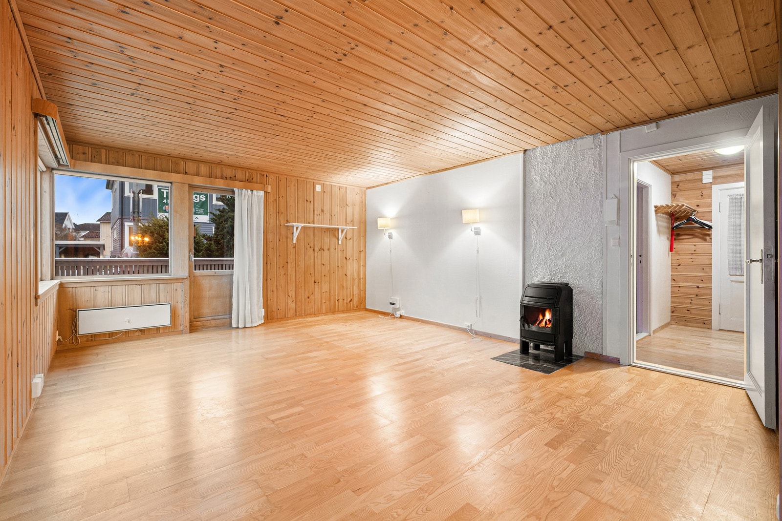 Leilighet nummer 3 - til venstre idet man kommer inn i trappeoppgangen. Også vedovn i denne stua. Galleribilde