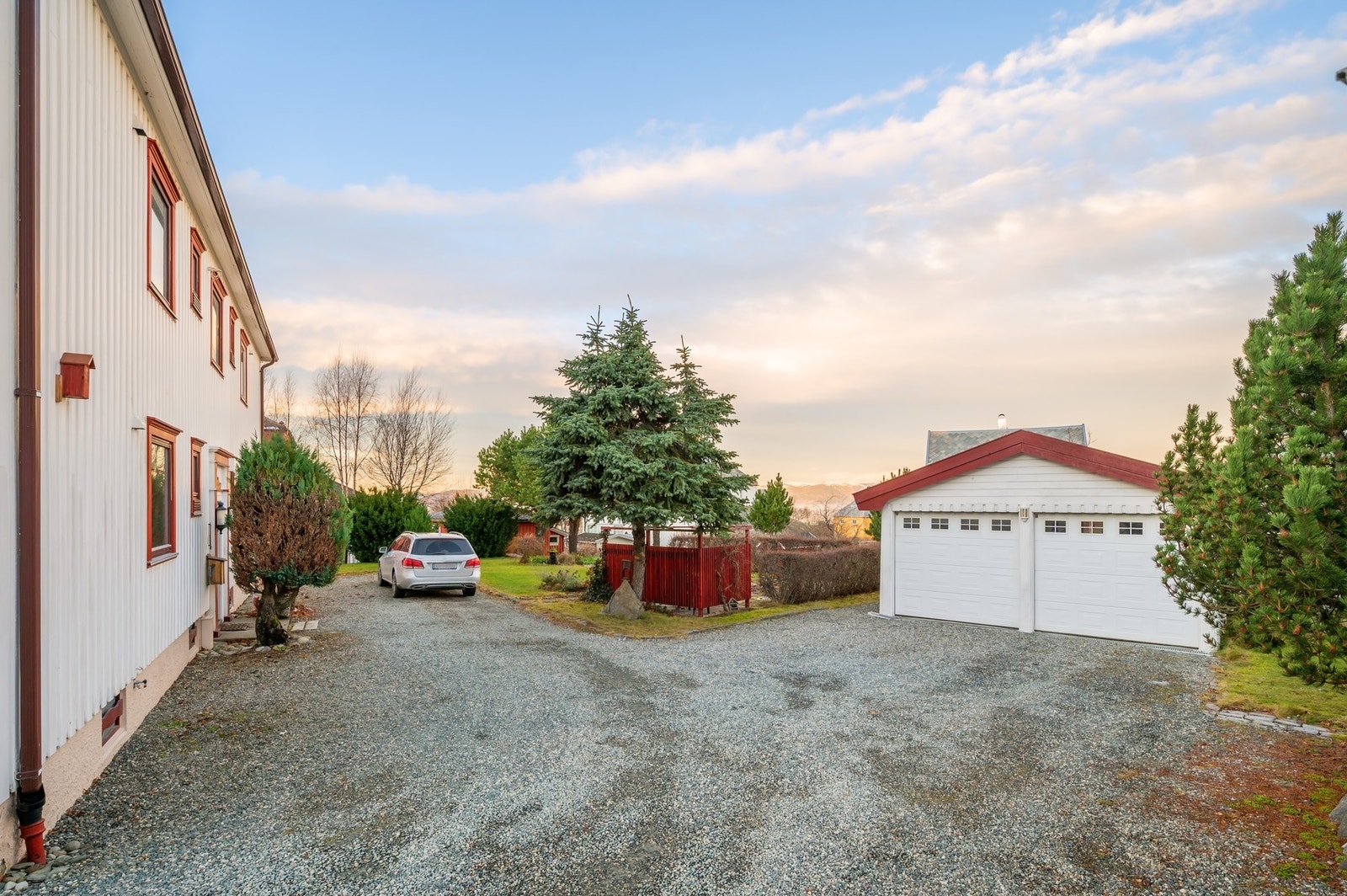 Skjermet og privat eiendom, i et rolig og pent nabolag. Galleribilde