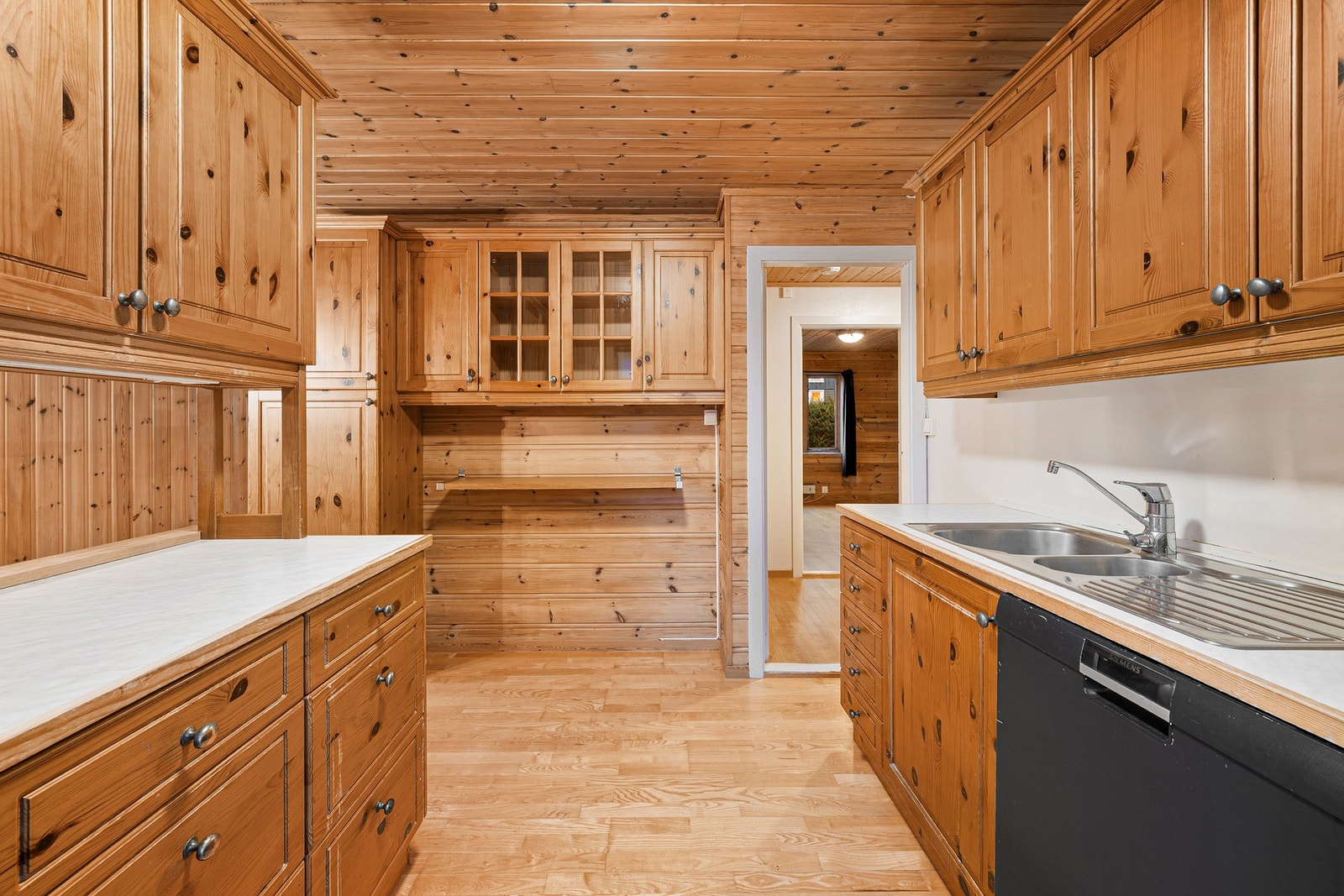 Kjøkken sett mot gang. Galleribilde