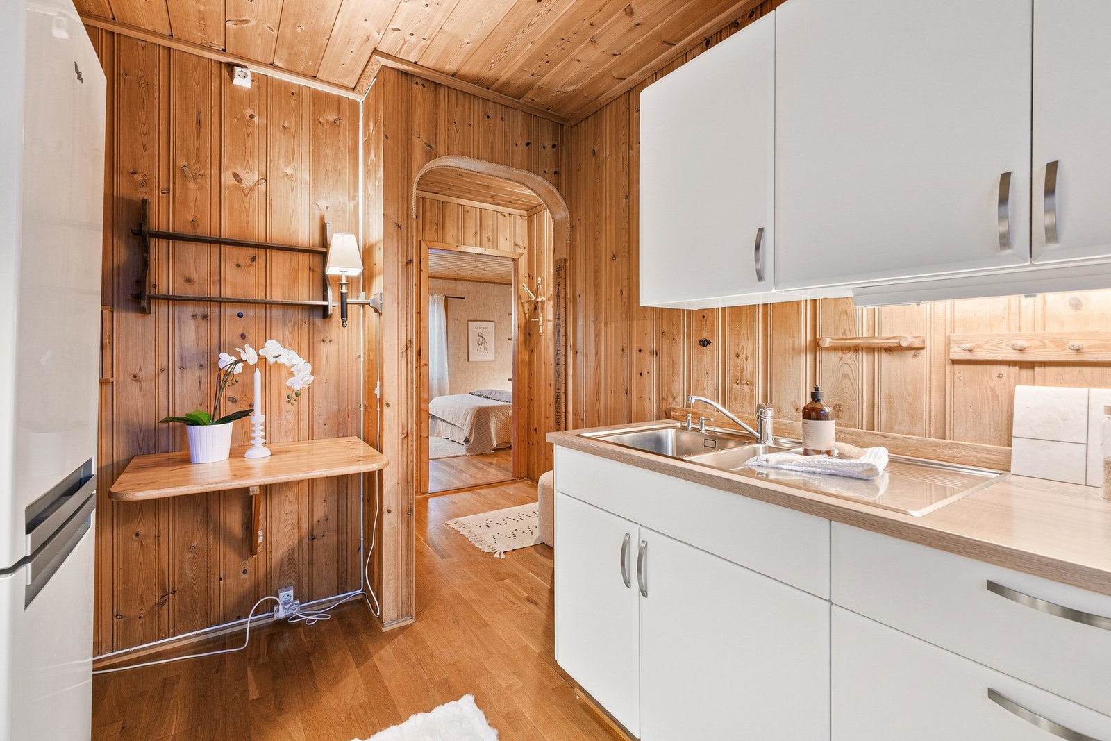 Kjøkken sett mot gangen og videre til et av to soverom. Galleribilde