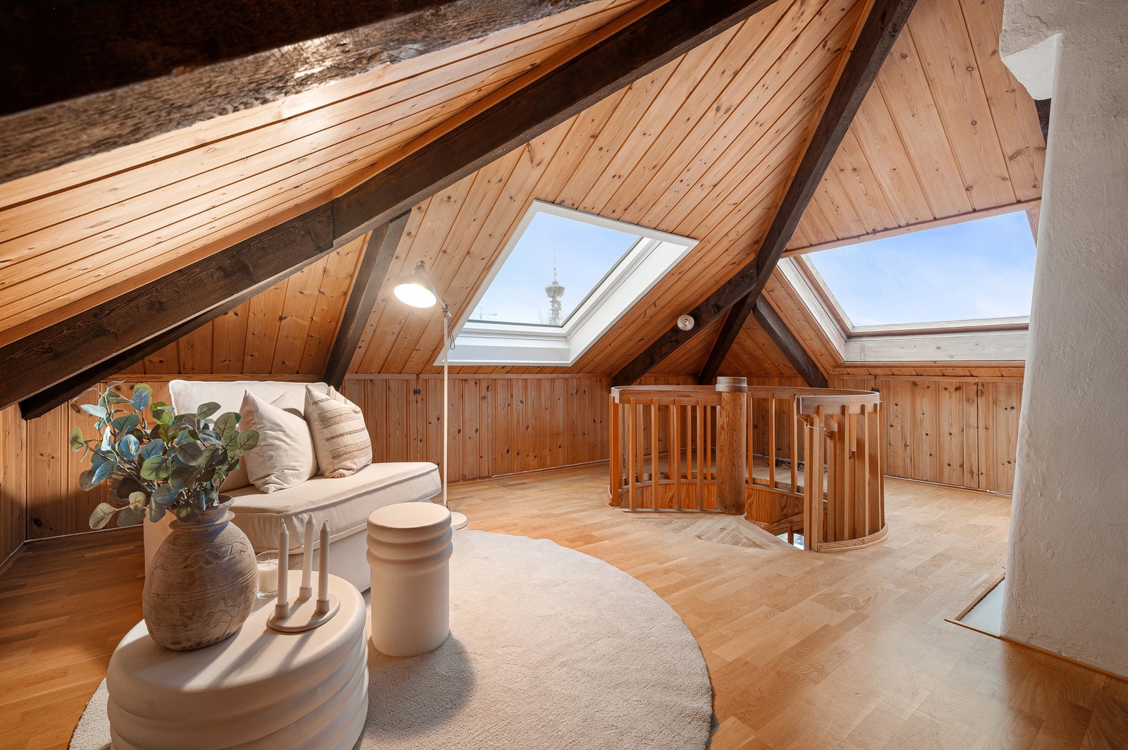 Tre større takvinduer i rommet bidrar til godt med lysinnslipp. Galleribilde