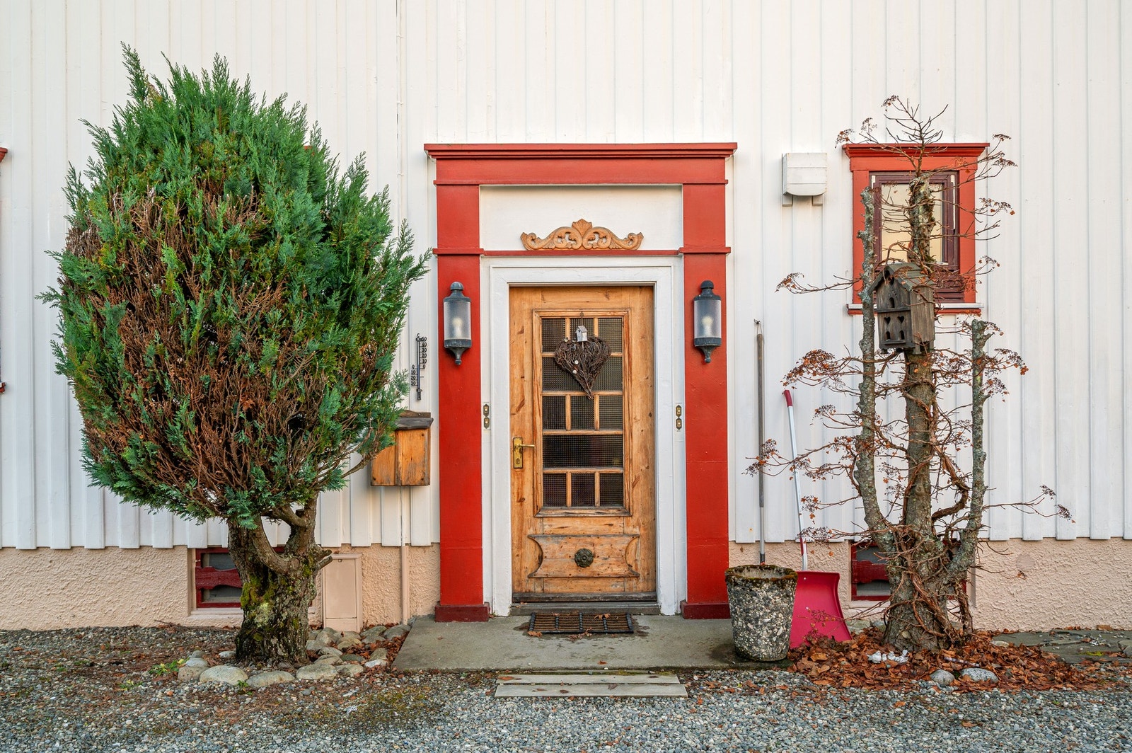 Pent felles inngangsparti som vender ut mot gårdrommet. Galleribilde