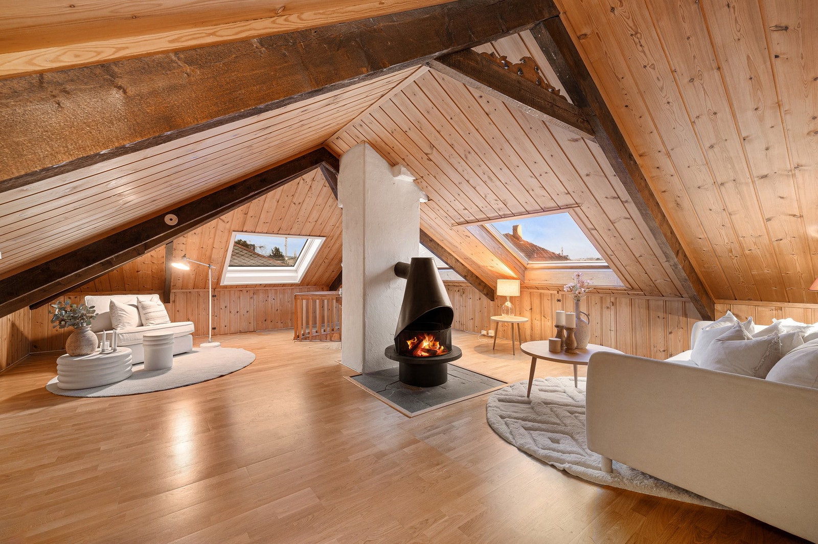 Denne leiligheten har en større loftstue plassert over hovedstua. Også her har man vedovn. Loftet ble innredet i ca. 1976 iht. tegninger og søknad. Galleribilde