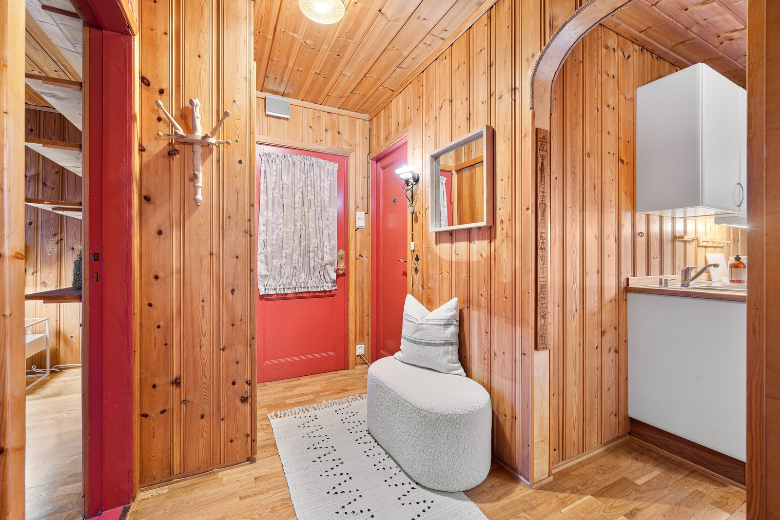 Gang sett mot ytterdøra. Galleribilde