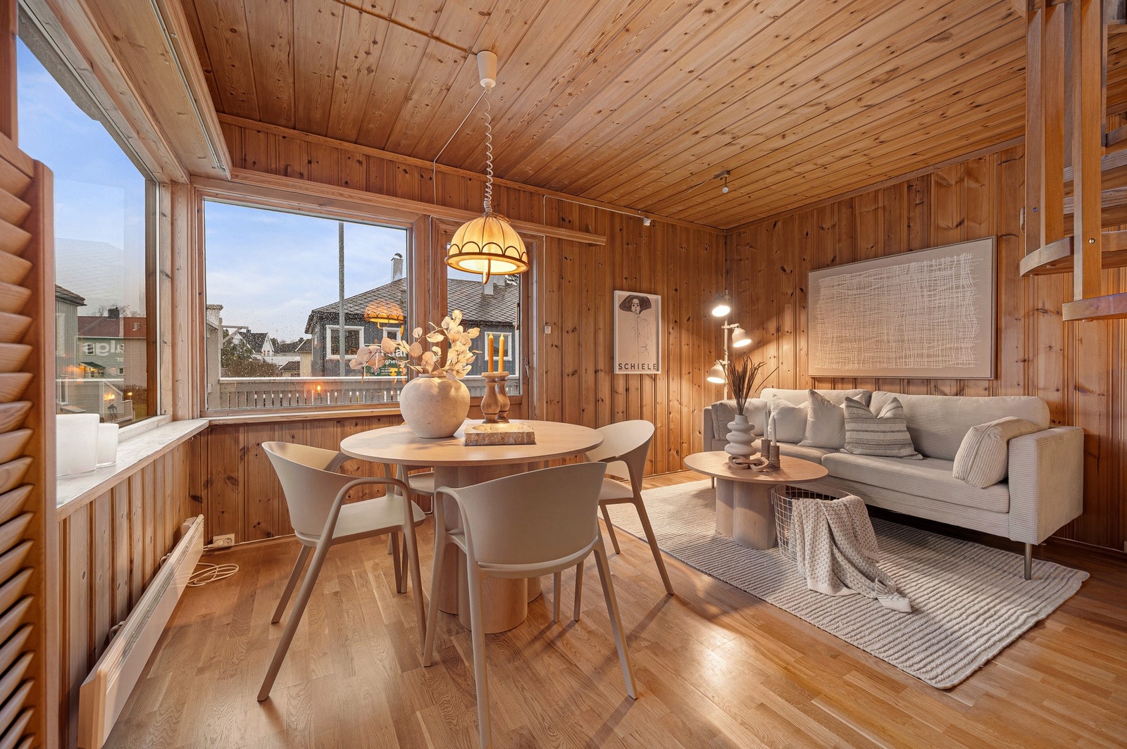 Stua måler 22,4 m², og her har man godt med naturlig lysinnslipp via større vindusflater. Utgang til balkong fra stua. Galleribilde