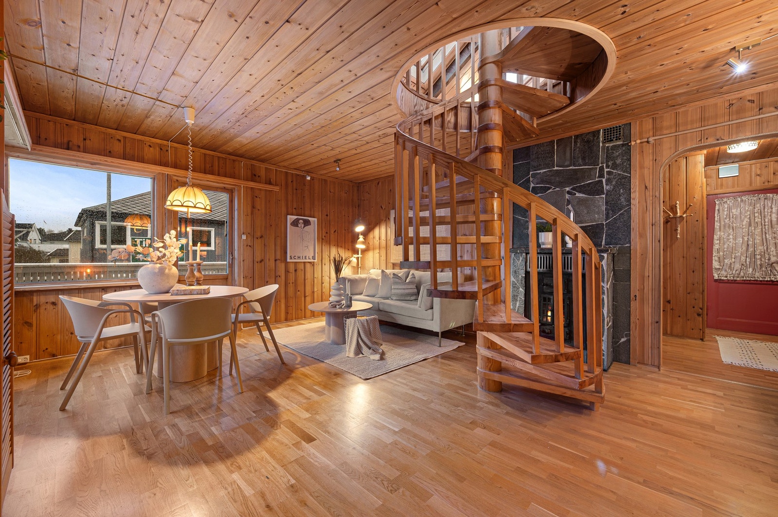 Velkommen inn! Én av fire leiligheter har intern forbindelse mellom loft og 2. etasje. De resterende leilighetene er over et plan. Galleribilde