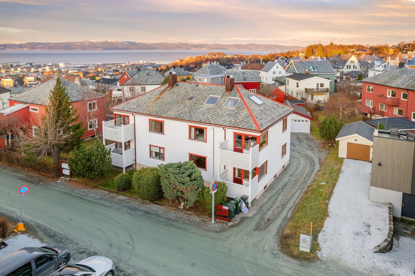 Velkommen til Tyholt Alle 4! En hel firemannsbolig (useksjonert) som har en flott beliggenhet på Tyholt. Galleribilde