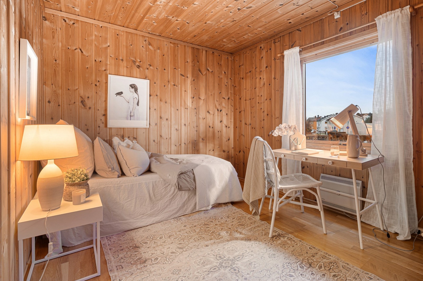 Soverom 2 ligger plassert vegg-i-vegg med hovedstua i 2.etasje. Dette måler 9,8m². Galleribilde