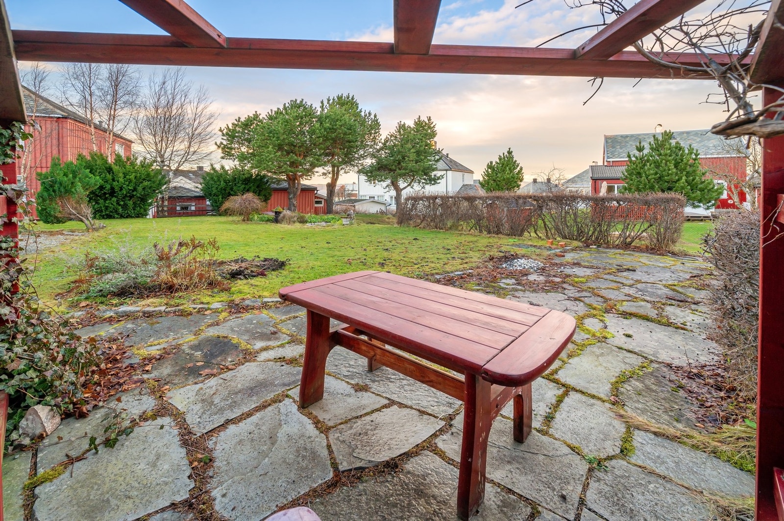 Uteplass med skiferheller på deler av hagen. Galleribilde