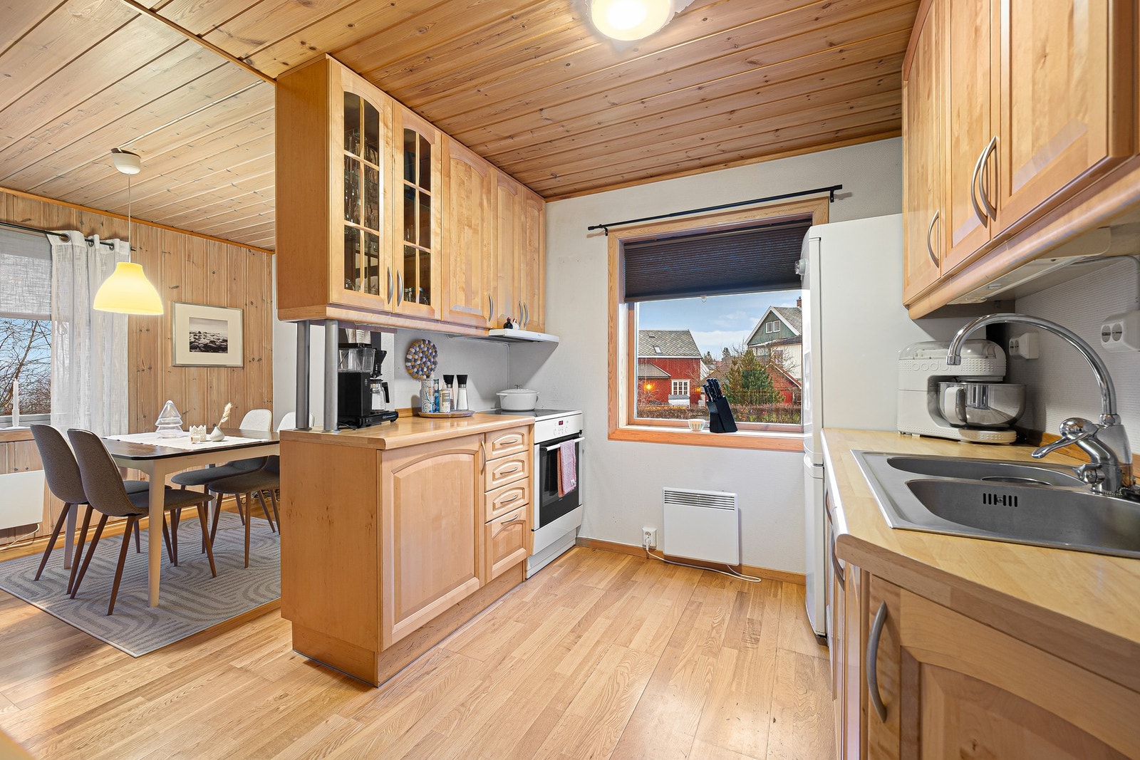 Kjøkken - med vindu ut mot bakre del av tomta, mot gårdsrommet og hagen. Galleribilde